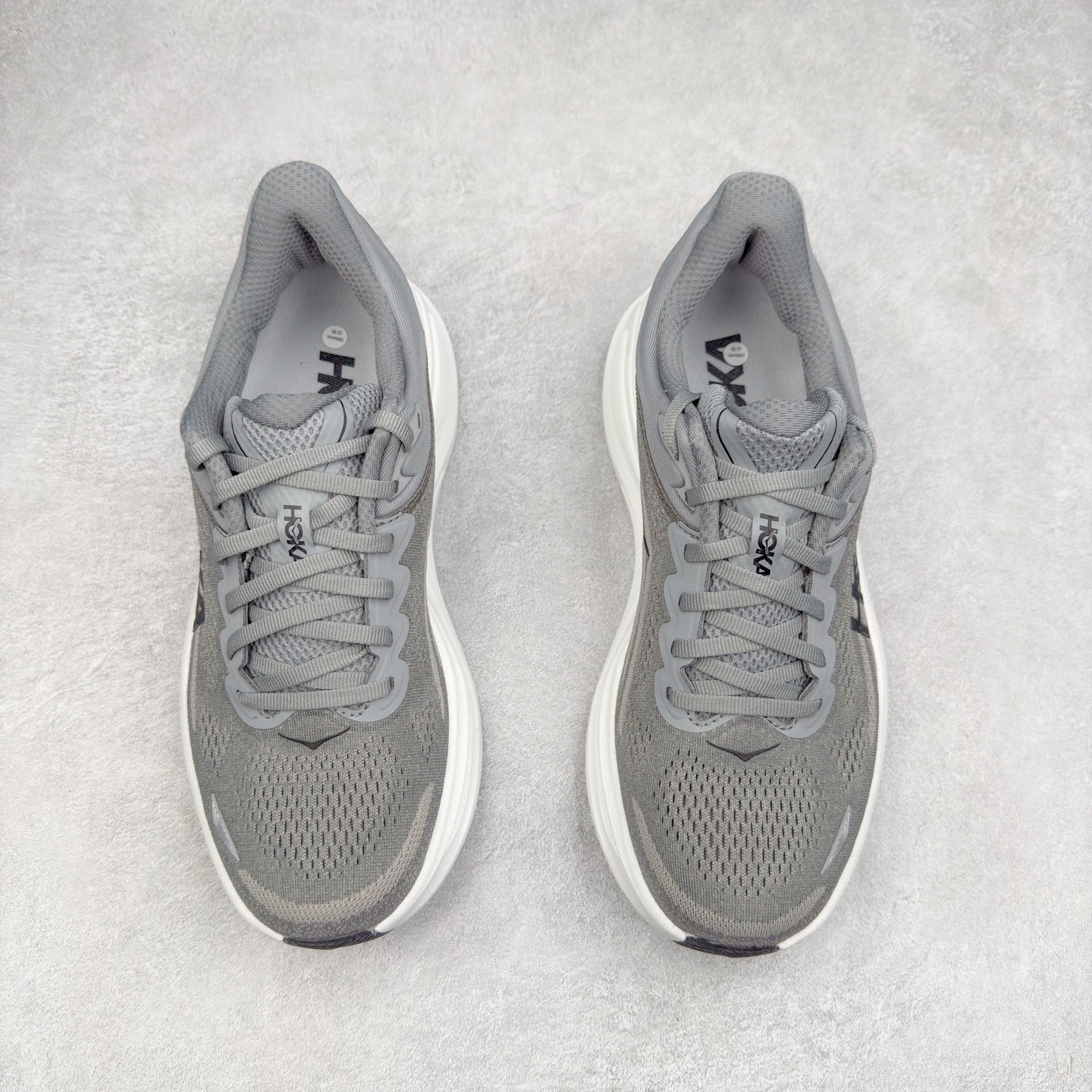 图片[2]-＃HK纯原 HOKA ONE ONE Clifton 克里夫顿10代专业性能减震公路跑步鞋 轻盈透气的针织网面和纱线的使用让鞋面更挺拔 增强鞋面的强度和支撑性能 搭配柔软的鞋舌 让双脚在舒适包裹中跑的更加畅快 全新泡棉中底 柔软的同时增强回弹性能 为不同跑者提供更平稳流畅的脚感 带来全面的缓冲保护 根据人体工程学设计的延长拉襟 后跟处弹软的海绵填充舒适固定 避免掉跟和摩擦 相比上一代光滑的内衬 Clifton 的内衬增强了摩擦力 避免双脚在鞋内滑动 尺码：36 36.5 37.5 38 38.5 39 40 40.5 41 42 42.5 43 44 44.5 45-选品中心