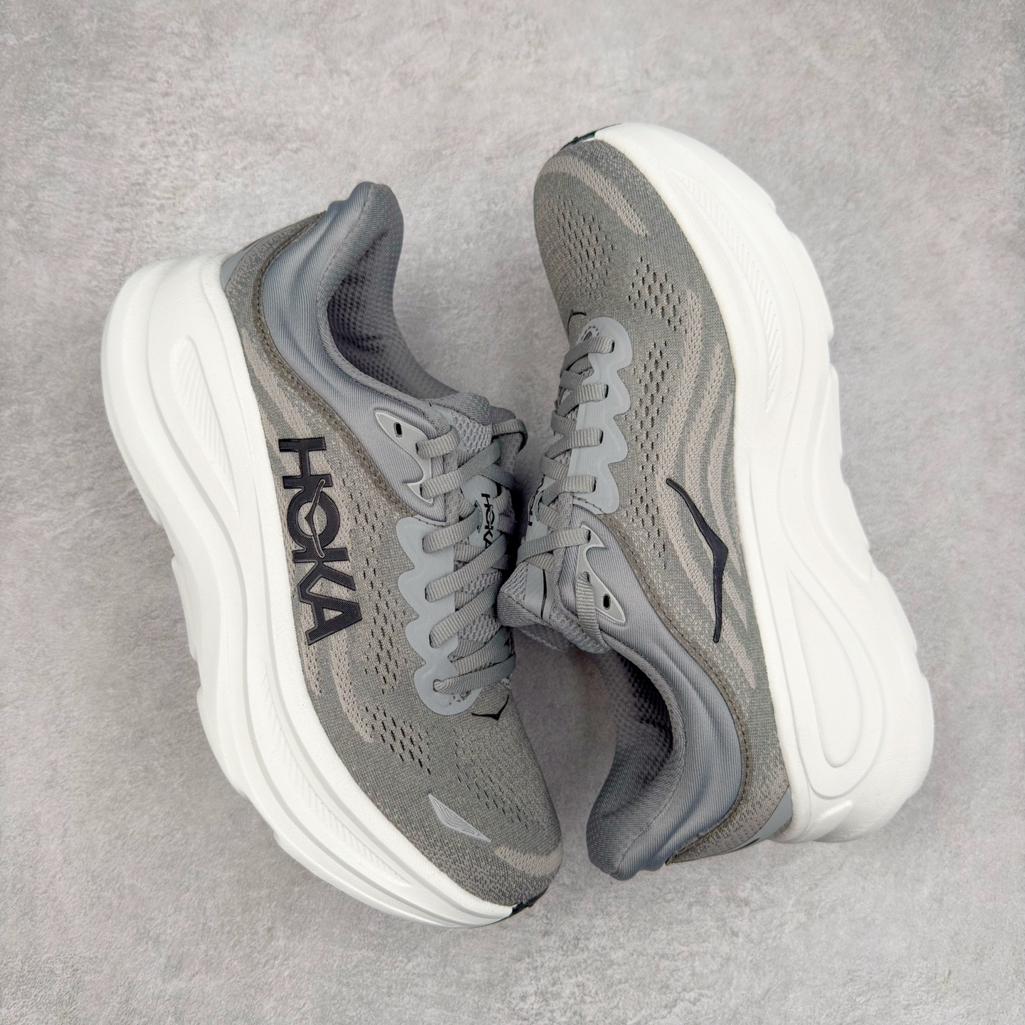 图片[3]-＃HK纯原 HOKA ONE ONE Clifton 克里夫顿10代专业性能减震公路跑步鞋 轻盈透气的针织网面和纱线的使用让鞋面更挺拔 增强鞋面的强度和支撑性能 搭配柔软的鞋舌 让双脚在舒适包裹中跑的更加畅快 全新泡棉中底 柔软的同时增强回弹性能 为不同跑者提供更平稳流畅的脚感 带来全面的缓冲保护 根据人体工程学设计的延长拉襟 后跟处弹软的海绵填充舒适固定 避免掉跟和摩擦 相比上一代光滑的内衬 Clifton 的内衬增强了摩擦力 避免双脚在鞋内滑动 尺码：36 36.5 37.5 38 38.5 39 40 40.5 41 42 42.5 43 44 44.5 45-选品中心