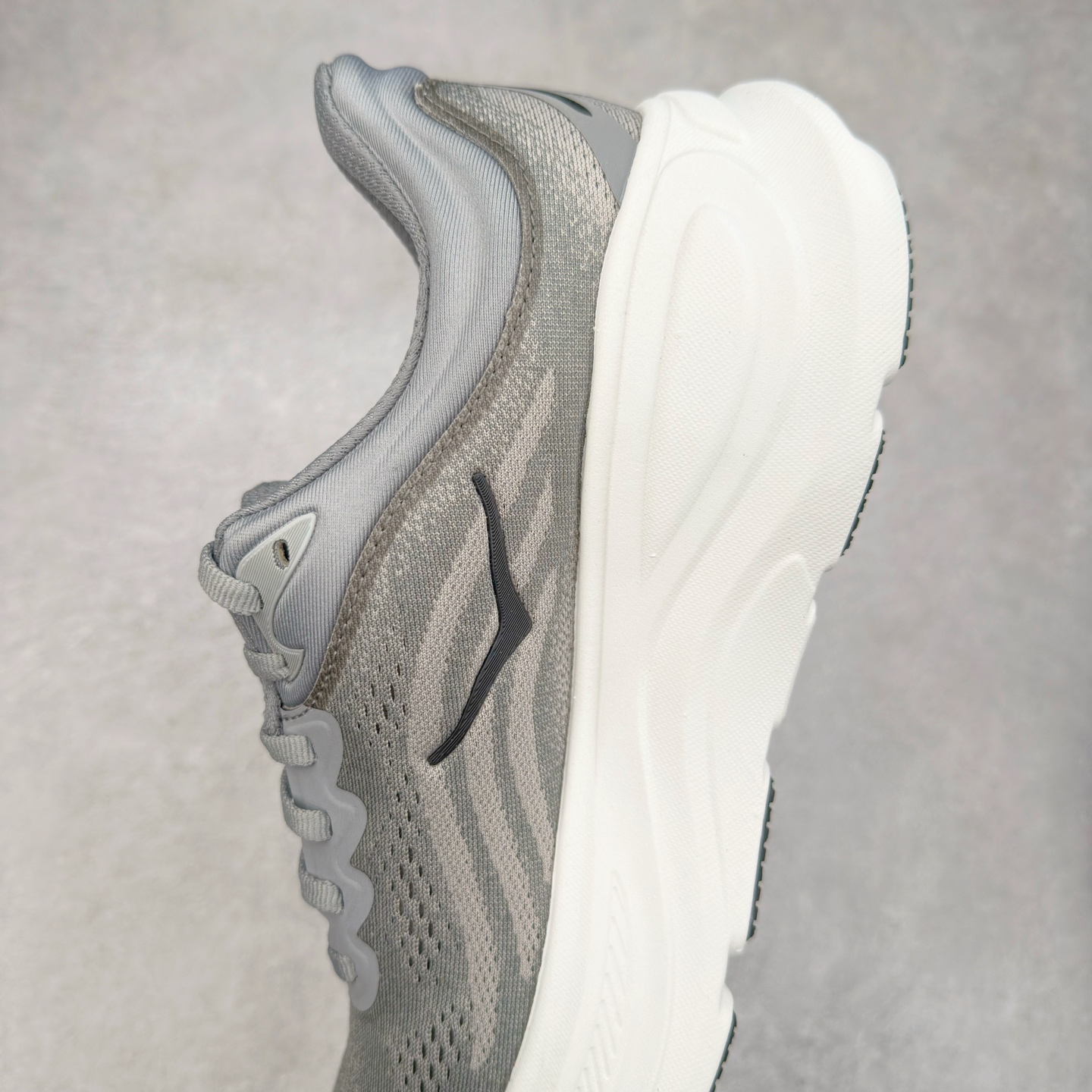 图片[7]-＃HK纯原 HOKA ONE ONE Clifton 克里夫顿10代专业性能减震公路跑步鞋 轻盈透气的针织网面和纱线的使用让鞋面更挺拔 增强鞋面的强度和支撑性能 搭配柔软的鞋舌 让双脚在舒适包裹中跑的更加畅快 全新泡棉中底 柔软的同时增强回弹性能 为不同跑者提供更平稳流畅的脚感 带来全面的缓冲保护 根据人体工程学设计的延长拉襟 后跟处弹软的海绵填充舒适固定 避免掉跟和摩擦 相比上一代光滑的内衬 Clifton 的内衬增强了摩擦力 避免双脚在鞋内滑动 尺码：36 36.5 37.5 38 38.5 39 40 40.5 41 42 42.5 43 44 44.5 45-选品中心