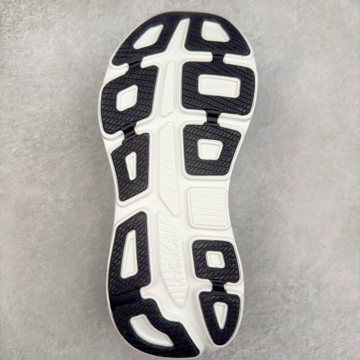 图片[9]-＃HK纯原 HOKA ONE ONE Clifton 克里夫顿10代专业性能减震公路跑步鞋 轻盈透气的针织网面和纱线的使用让鞋面更挺拔 增强鞋面的强度和支撑性能 搭配柔软的鞋舌 让双脚在舒适包裹中跑的更加畅快 全新泡棉中底 柔软的同时增强回弹性能 为不同跑者提供更平稳流畅的脚感 带来全面的缓冲保护 根据人体工程学设计的延长拉襟 后跟处弹软的海绵填充舒适固定 避免掉跟和摩擦 相比上一代光滑的内衬 Clifton 的内衬增强了摩擦力 避免双脚在鞋内滑动 尺码：36 36.5 37.5 38 38.5 39 40 40.5 41 42 42.5 43 44 44.5 45-选品中心