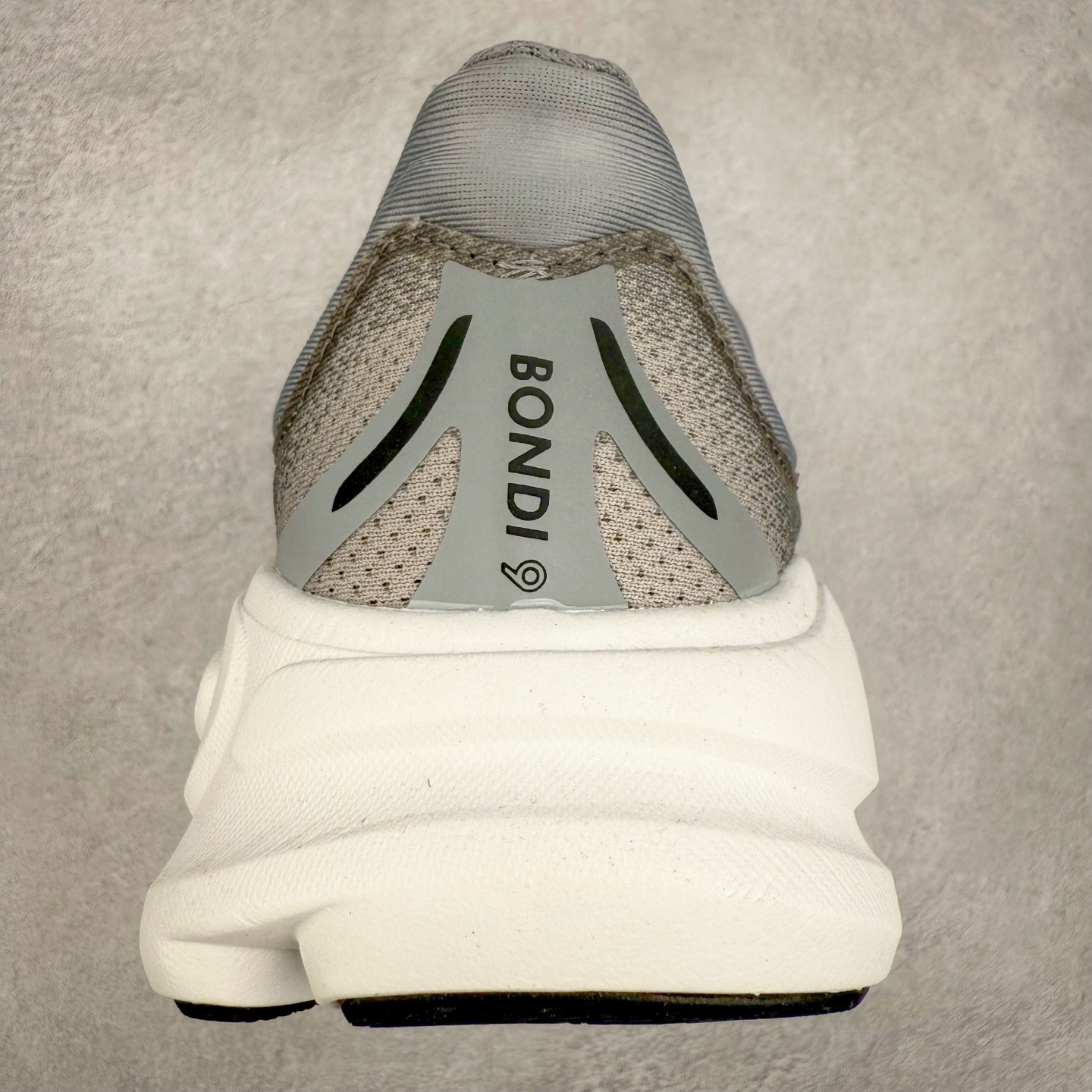 图片[8]-＃HK纯原 HOKA ONE ONE Clifton 克里夫顿10代专业性能减震公路跑步鞋 轻盈透气的针织网面和纱线的使用让鞋面更挺拔 增强鞋面的强度和支撑性能 搭配柔软的鞋舌 让双脚在舒适包裹中跑的更加畅快 全新泡棉中底 柔软的同时增强回弹性能 为不同跑者提供更平稳流畅的脚感 带来全面的缓冲保护 根据人体工程学设计的延长拉襟 后跟处弹软的海绵填充舒适固定 避免掉跟和摩擦 相比上一代光滑的内衬 Clifton 的内衬增强了摩擦力 避免双脚在鞋内滑动 尺码：36 36.5 37.5 38 38.5 39 40 40.5 41 42 42.5 43 44 44.5 45-选品中心