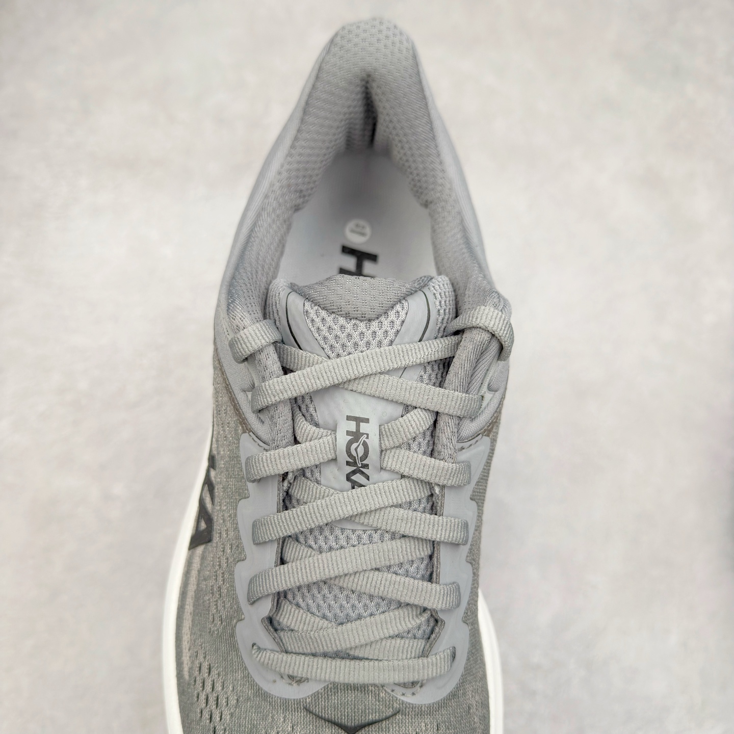 图片[5]-＃HK纯原 HOKA ONE ONE Clifton 克里夫顿10代专业性能减震公路跑步鞋 轻盈透气的针织网面和纱线的使用让鞋面更挺拔 增强鞋面的强度和支撑性能 搭配柔软的鞋舌 让双脚在舒适包裹中跑的更加畅快 全新泡棉中底 柔软的同时增强回弹性能 为不同跑者提供更平稳流畅的脚感 带来全面的缓冲保护 根据人体工程学设计的延长拉襟 后跟处弹软的海绵填充舒适固定 避免掉跟和摩擦 相比上一代光滑的内衬 Clifton 的内衬增强了摩擦力 避免双脚在鞋内滑动 尺码：36 36.5 37.5 38 38.5 39 40 40.5 41 42 42.5 43 44 44.5 45-选品中心