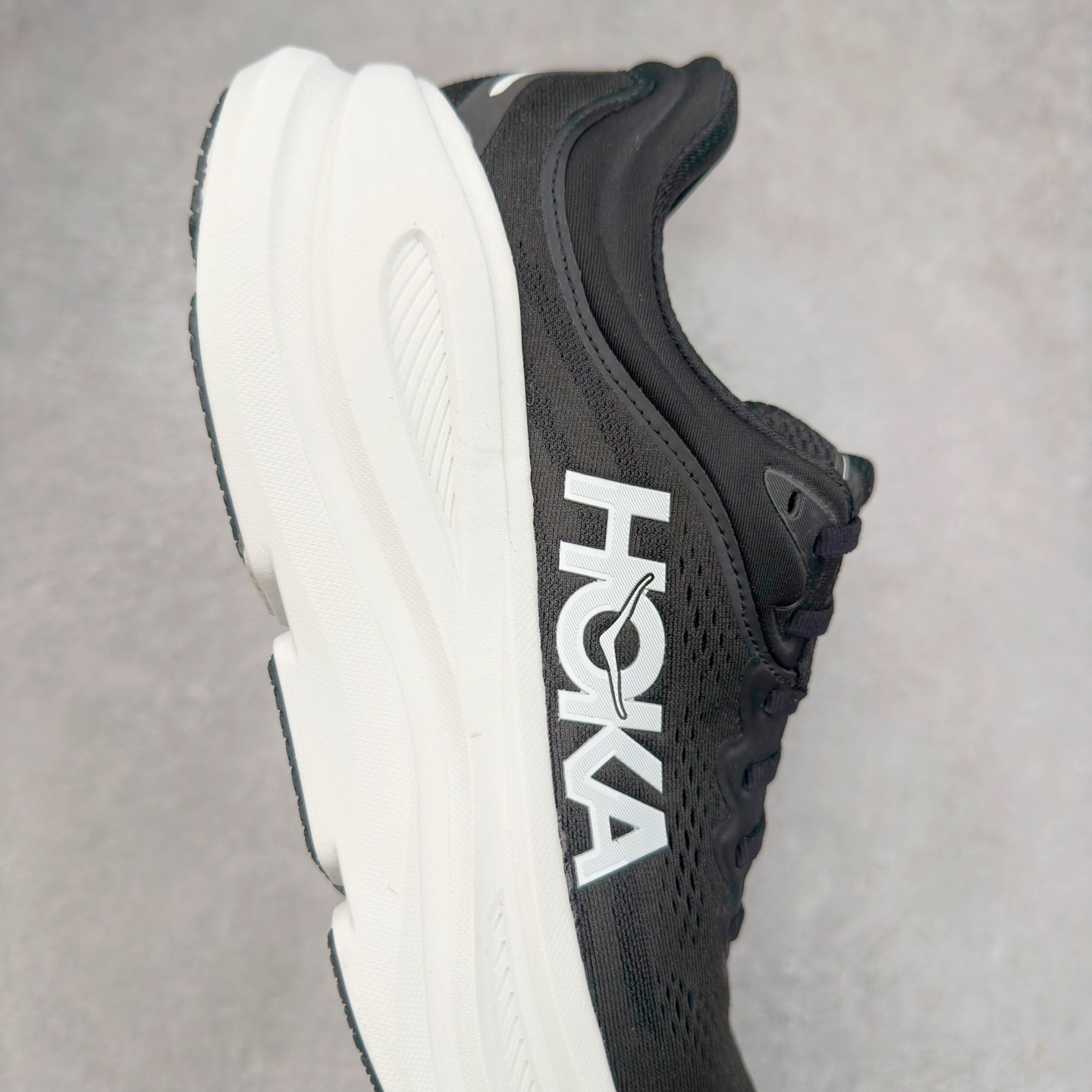 图片[6]-＃HK纯原 HOKA ONE ONE Clifton 克里夫顿10代专业性能减震公路跑步鞋 轻盈透气的针织网面和纱线的使用让鞋面更挺拔 增强鞋面的强度和支撑性能 搭配柔软的鞋舌 让双脚在舒适包裹中跑的更加畅快 全新泡棉中底 柔软的同时增强回弹性能 为不同跑者提供更平稳流畅的脚感 带来全面的缓冲保护 根据人体工程学设计的延长拉襟 后跟处弹软的海绵填充舒适固定 避免掉跟和摩擦 相比上一代光滑的内衬 Clifton 的内衬增强了摩擦力 避免双脚在鞋内滑动 尺码：36 36.5 37.5 38 38.5 39 40 40.5 41 42 42.5 43 44 44.5 45-选品中心