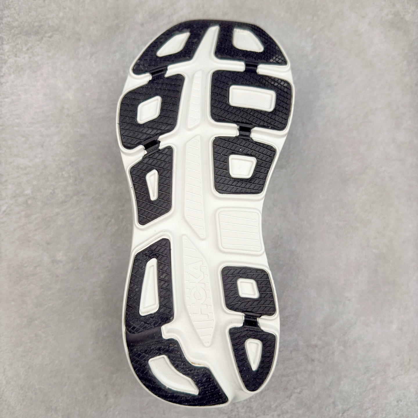 图片[9]-＃HK纯原 HOKA ONE ONE Clifton 克里夫顿10代专业性能减震公路跑步鞋 轻盈透气的针织网面和纱线的使用让鞋面更挺拔 增强鞋面的强度和支撑性能 搭配柔软的鞋舌 让双脚在舒适包裹中跑的更加畅快 全新泡棉中底 柔软的同时增强回弹性能 为不同跑者提供更平稳流畅的脚感 带来全面的缓冲保护 根据人体工程学设计的延长拉襟 后跟处弹软的海绵填充舒适固定 避免掉跟和摩擦 相比上一代光滑的内衬 Clifton 的内衬增强了摩擦力 避免双脚在鞋内滑动 尺码：36 36.5 37.5 38 38.5 39 40 40.5 41 42 42.5 43 44 44.5 45-选品中心