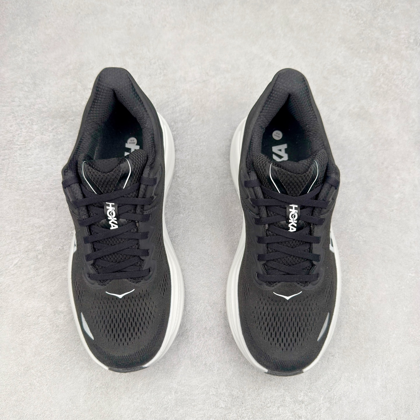 图片[2]-＃HK纯原 HOKA ONE ONE Clifton 克里夫顿10代专业性能减震公路跑步鞋 轻盈透气的针织网面和纱线的使用让鞋面更挺拔 增强鞋面的强度和支撑性能 搭配柔软的鞋舌 让双脚在舒适包裹中跑的更加畅快 全新泡棉中底 柔软的同时增强回弹性能 为不同跑者提供更平稳流畅的脚感 带来全面的缓冲保护 根据人体工程学设计的延长拉襟 后跟处弹软的海绵填充舒适固定 避免掉跟和摩擦 相比上一代光滑的内衬 Clifton 的内衬增强了摩擦力 避免双脚在鞋内滑动 尺码：36 36.5 37.5 38 38.5 39 40 40.5 41 42 42.5 43 44 44.5 45-选品中心