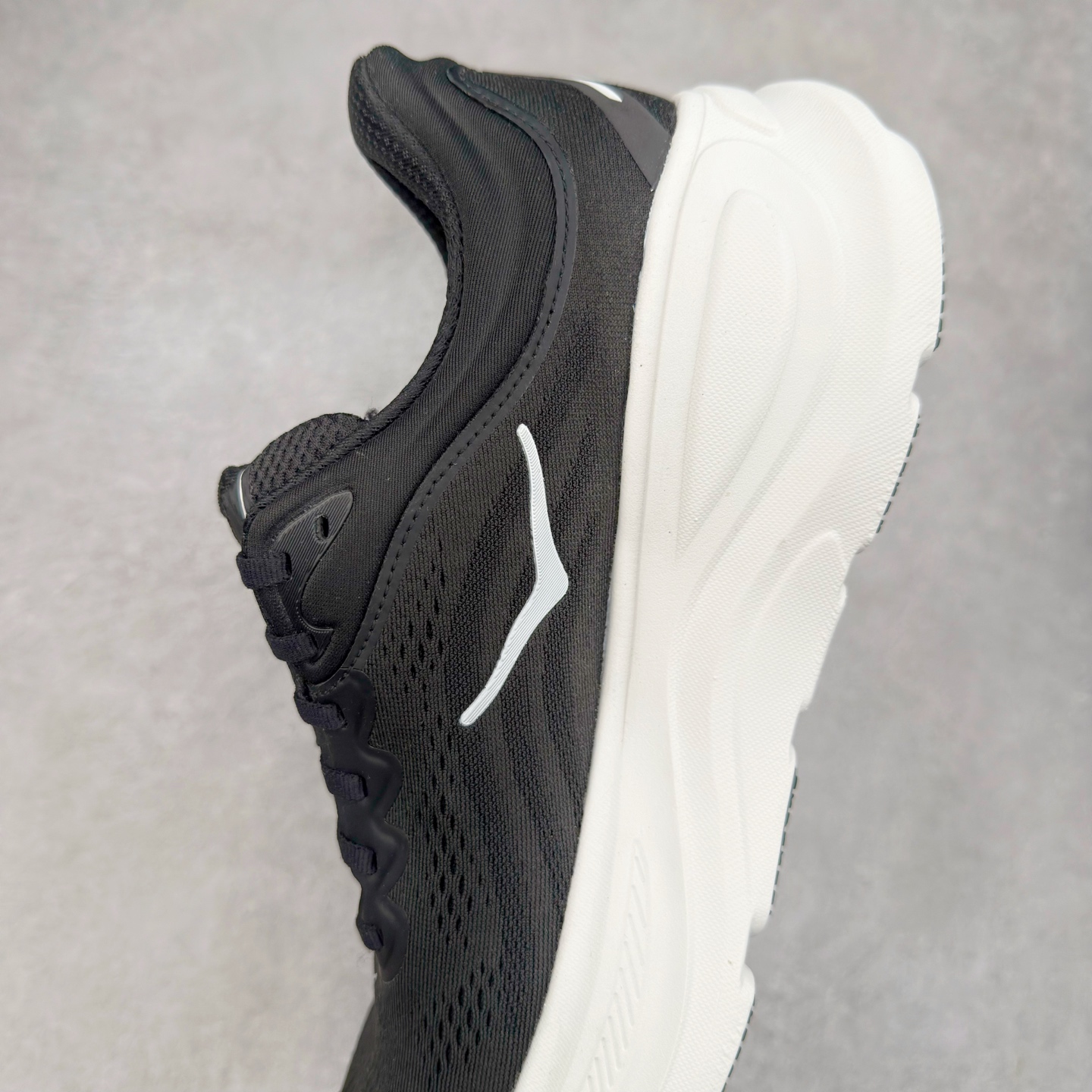 图片[7]-＃HK纯原 HOKA ONE ONE Clifton 克里夫顿10代专业性能减震公路跑步鞋 轻盈透气的针织网面和纱线的使用让鞋面更挺拔 增强鞋面的强度和支撑性能 搭配柔软的鞋舌 让双脚在舒适包裹中跑的更加畅快 全新泡棉中底 柔软的同时增强回弹性能 为不同跑者提供更平稳流畅的脚感 带来全面的缓冲保护 根据人体工程学设计的延长拉襟 后跟处弹软的海绵填充舒适固定 避免掉跟和摩擦 相比上一代光滑的内衬 Clifton 的内衬增强了摩擦力 避免双脚在鞋内滑动 尺码：36 36.5 37.5 38 38.5 39 40 40.5 41 42 42.5 43 44 44.5 45-选品中心