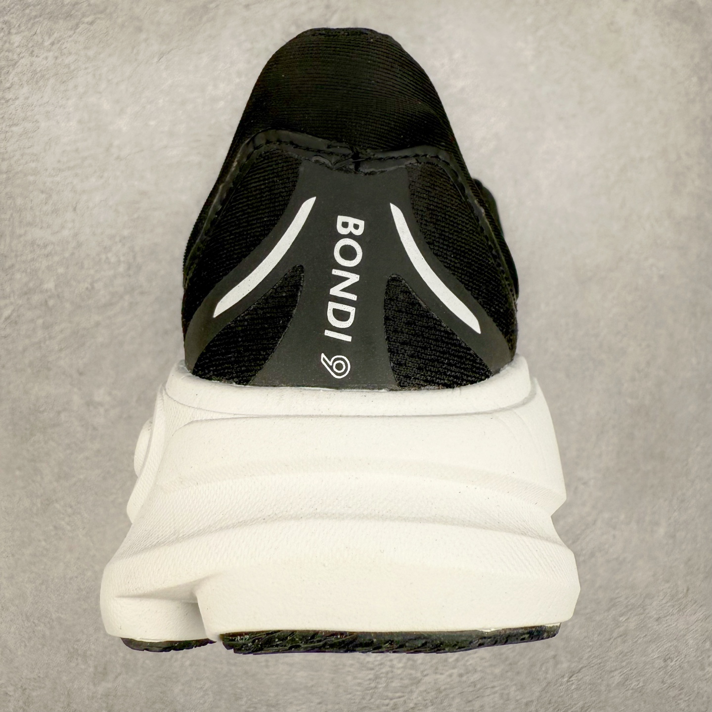 图片[8]-＃HK纯原 HOKA ONE ONE Clifton 克里夫顿10代专业性能减震公路跑步鞋 轻盈透气的针织网面和纱线的使用让鞋面更挺拔 增强鞋面的强度和支撑性能 搭配柔软的鞋舌 让双脚在舒适包裹中跑的更加畅快 全新泡棉中底 柔软的同时增强回弹性能 为不同跑者提供更平稳流畅的脚感 带来全面的缓冲保护 根据人体工程学设计的延长拉襟 后跟处弹软的海绵填充舒适固定 避免掉跟和摩擦 相比上一代光滑的内衬 Clifton 的内衬增强了摩擦力 避免双脚在鞋内滑动 尺码：36 36.5 37.5 38 38.5 39 40 40.5 41 42 42.5 43 44 44.5 45-选品中心