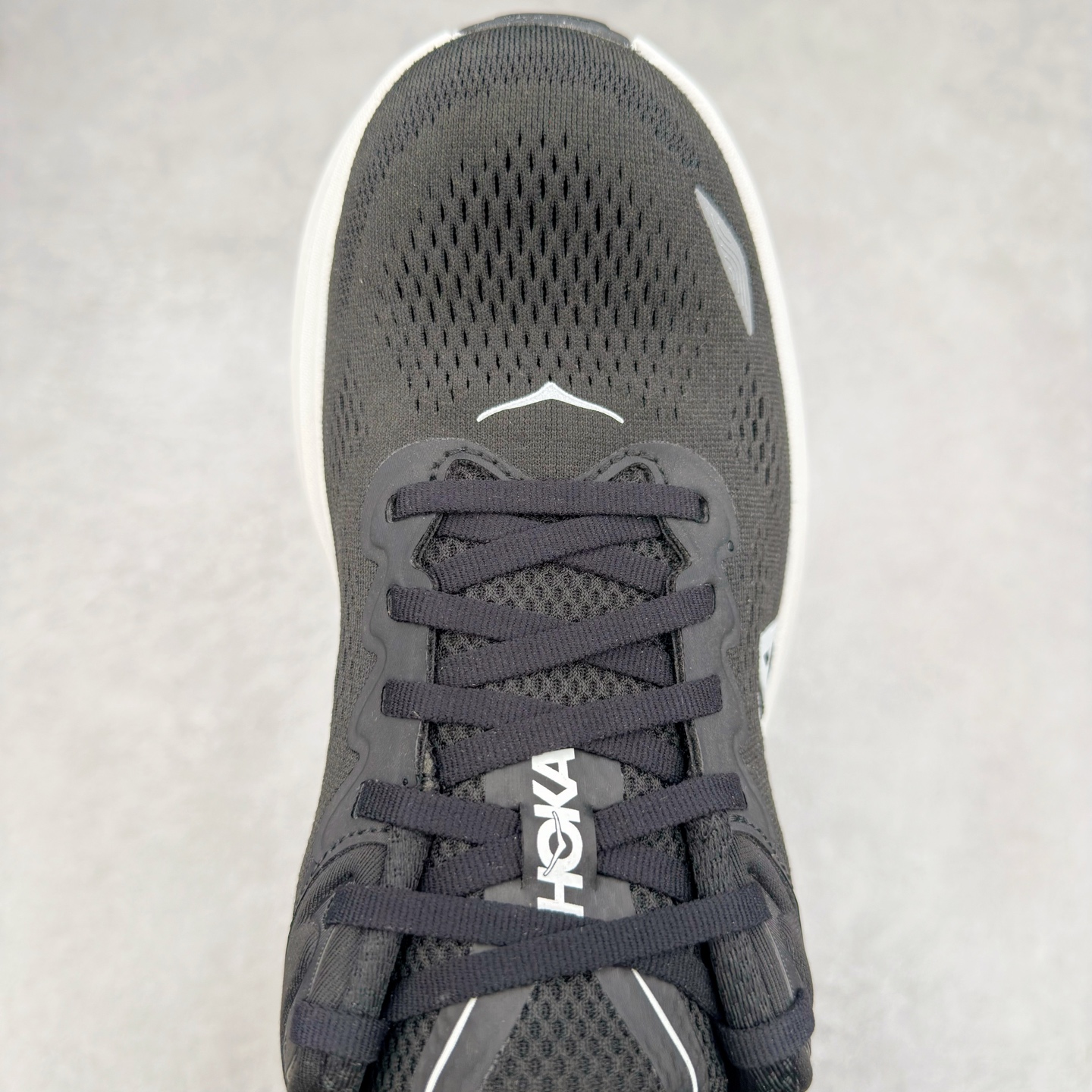 图片[4]-＃HK纯原 HOKA ONE ONE Clifton 克里夫顿10代专业性能减震公路跑步鞋 轻盈透气的针织网面和纱线的使用让鞋面更挺拔 增强鞋面的强度和支撑性能 搭配柔软的鞋舌 让双脚在舒适包裹中跑的更加畅快 全新泡棉中底 柔软的同时增强回弹性能 为不同跑者提供更平稳流畅的脚感 带来全面的缓冲保护 根据人体工程学设计的延长拉襟 后跟处弹软的海绵填充舒适固定 避免掉跟和摩擦 相比上一代光滑的内衬 Clifton 的内衬增强了摩擦力 避免双脚在鞋内滑动 尺码：36 36.5 37.5 38 38.5 39 40 40.5 41 42 42.5 43 44 44.5 45-选品中心