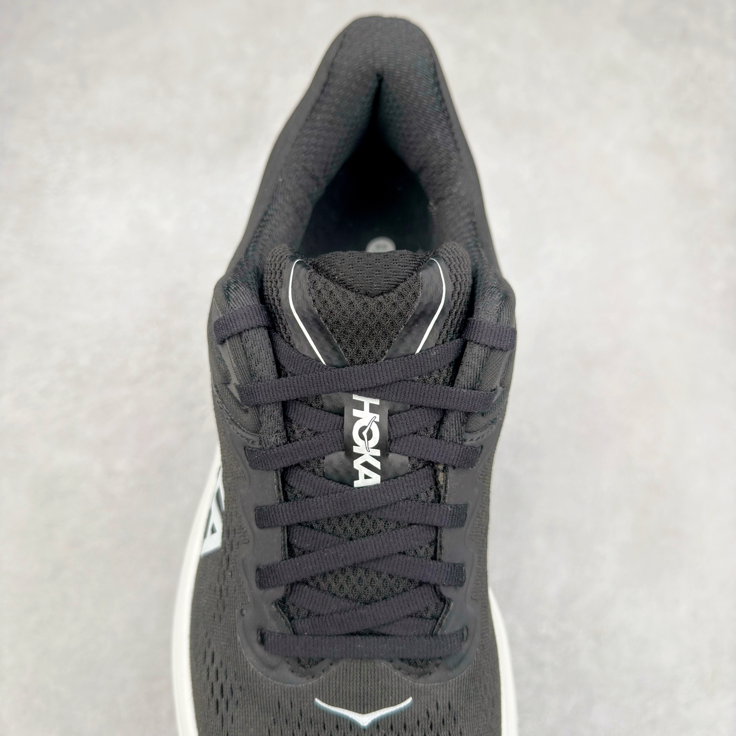 图片[5]-＃HK纯原 HOKA ONE ONE Clifton 克里夫顿10代专业性能减震公路跑步鞋 轻盈透气的针织网面和纱线的使用让鞋面更挺拔 增强鞋面的强度和支撑性能 搭配柔软的鞋舌 让双脚在舒适包裹中跑的更加畅快 全新泡棉中底 柔软的同时增强回弹性能 为不同跑者提供更平稳流畅的脚感 带来全面的缓冲保护 根据人体工程学设计的延长拉襟 后跟处弹软的海绵填充舒适固定 避免掉跟和摩擦 相比上一代光滑的内衬 Clifton 的内衬增强了摩擦力 避免双脚在鞋内滑动 尺码：36 36.5 37.5 38 38.5 39 40 40.5 41 42 42.5 43 44 44.5 45-选品中心