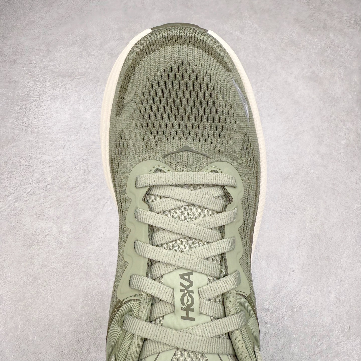 图片[4]-＃HK纯原 HOKA ONE ONE Clifton 克里夫顿10代专业性能减震公路跑步鞋 轻盈透气的针织网面和纱线的使用让鞋面更挺拔 增强鞋面的强度和支撑性能 搭配柔软的鞋舌 让双脚在舒适包裹中跑的更加畅快 全新泡棉中底 柔软的同时增强回弹性能 为不同跑者提供更平稳流畅的脚感 带来全面的缓冲保护 根据人体工程学设计的延长拉襟 后跟处弹软的海绵填充舒适固定 避免掉跟和摩擦 相比上一代光滑的内衬 Clifton 的内衬增强了摩擦力 避免双脚在鞋内滑动 尺码：36 36.5 37.5 38 38.5 39 40 40.5 41 42 42.5 43 44 44.5 45-选品中心