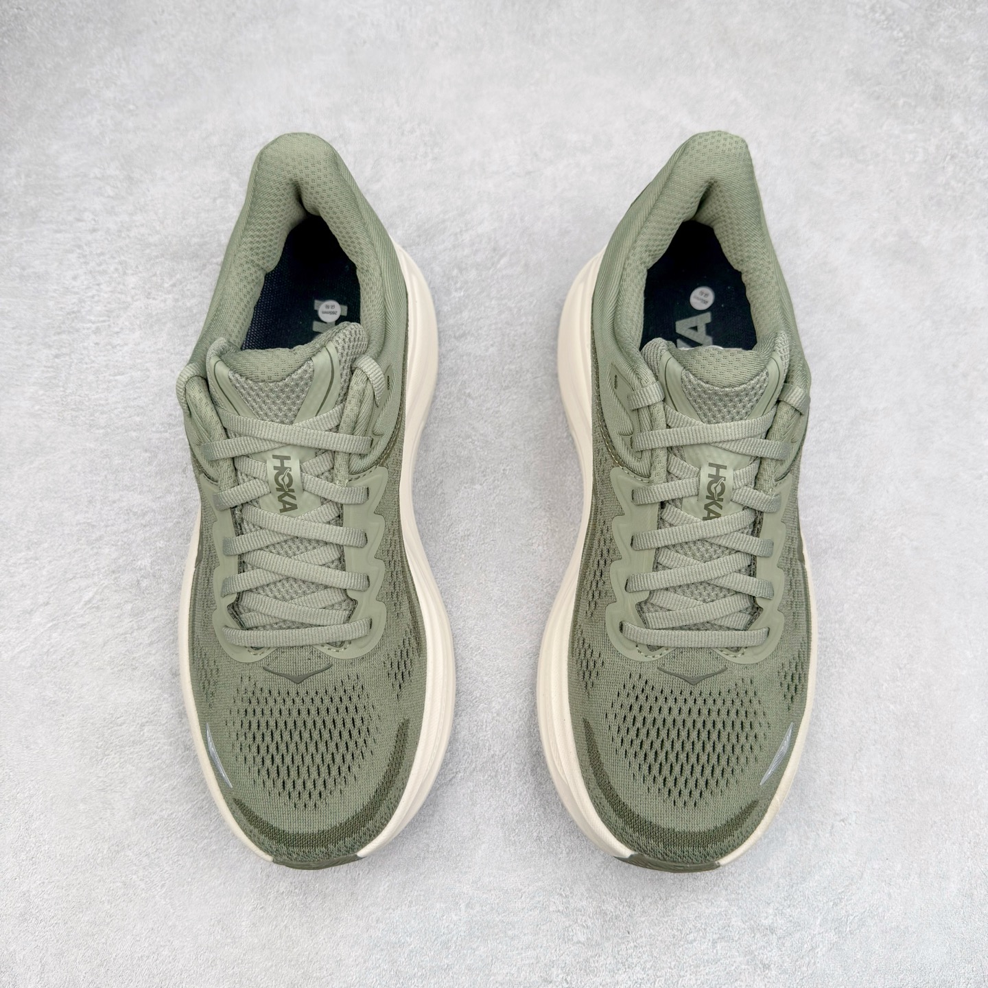 图片[2]-＃HK纯原 HOKA ONE ONE Clifton 克里夫顿10代专业性能减震公路跑步鞋 轻盈透气的针织网面和纱线的使用让鞋面更挺拔 增强鞋面的强度和支撑性能 搭配柔软的鞋舌 让双脚在舒适包裹中跑的更加畅快 全新泡棉中底 柔软的同时增强回弹性能 为不同跑者提供更平稳流畅的脚感 带来全面的缓冲保护 根据人体工程学设计的延长拉襟 后跟处弹软的海绵填充舒适固定 避免掉跟和摩擦 相比上一代光滑的内衬 Clifton 的内衬增强了摩擦力 避免双脚在鞋内滑动 尺码：36 36.5 37.5 38 38.5 39 40 40.5 41 42 42.5 43 44 44.5 45-选品中心