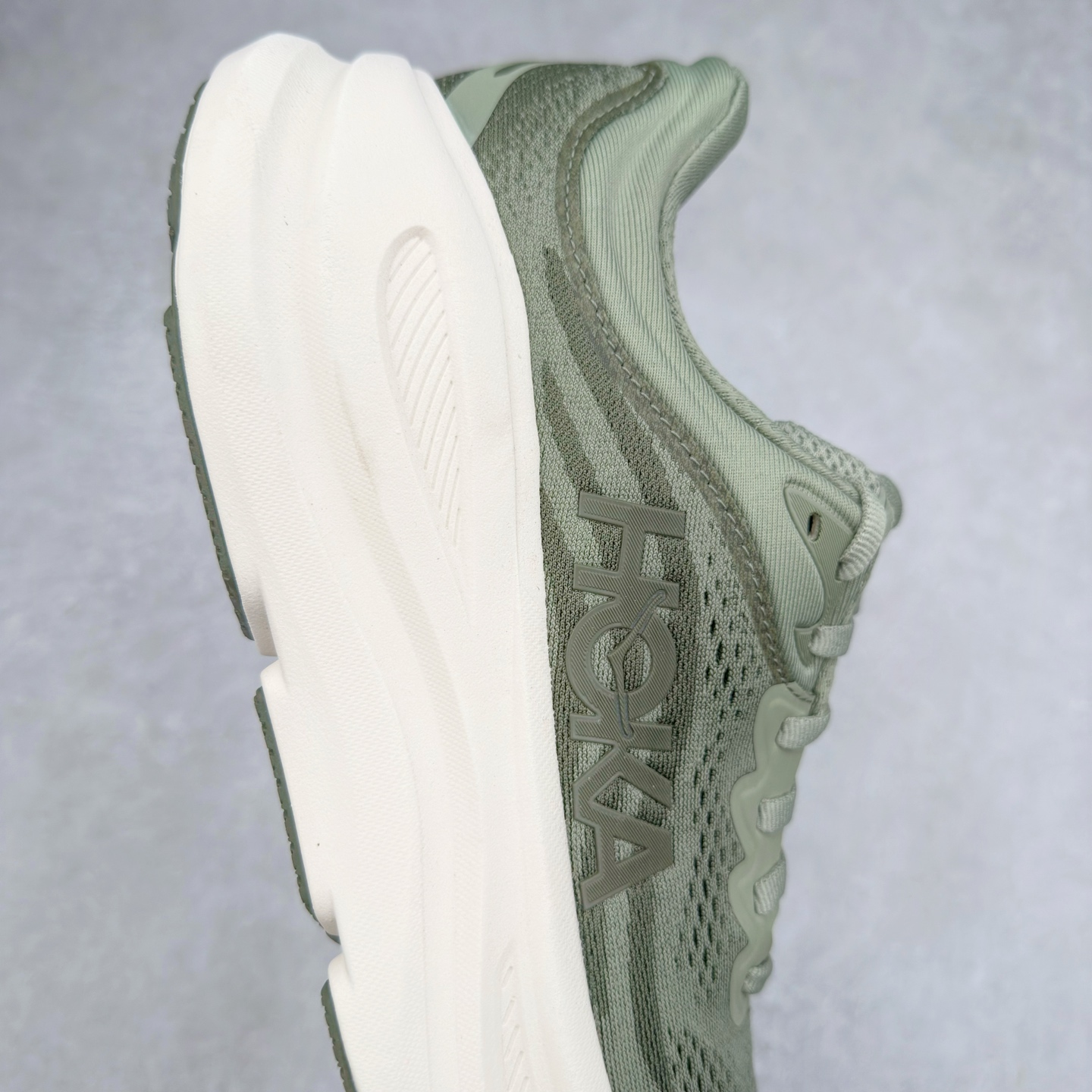 图片[6]-＃HK纯原 HOKA ONE ONE Clifton 克里夫顿10代专业性能减震公路跑步鞋 轻盈透气的针织网面和纱线的使用让鞋面更挺拔 增强鞋面的强度和支撑性能 搭配柔软的鞋舌 让双脚在舒适包裹中跑的更加畅快 全新泡棉中底 柔软的同时增强回弹性能 为不同跑者提供更平稳流畅的脚感 带来全面的缓冲保护 根据人体工程学设计的延长拉襟 后跟处弹软的海绵填充舒适固定 避免掉跟和摩擦 相比上一代光滑的内衬 Clifton 的内衬增强了摩擦力 避免双脚在鞋内滑动 尺码：36 36.5 37.5 38 38.5 39 40 40.5 41 42 42.5 43 44 44.5 45-选品中心