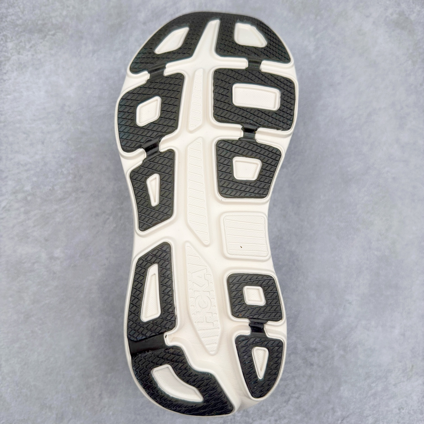 图片[8]-＃HK纯原 HOKA ONE ONE Clifton 克里夫顿10代专业性能减震公路跑步鞋 轻盈透气的针织网面和纱线的使用让鞋面更挺拔 增强鞋面的强度和支撑性能 搭配柔软的鞋舌 让双脚在舒适包裹中跑的更加畅快 全新泡棉中底 柔软的同时增强回弹性能 为不同跑者提供更平稳流畅的脚感 带来全面的缓冲保护 根据人体工程学设计的延长拉襟 后跟处弹软的海绵填充舒适固定 避免掉跟和摩擦 相比上一代光滑的内衬 Clifton 的内衬增强了摩擦力 避免双脚在鞋内滑动 尺码：36 36.5 37.5 38 38.5 39 40 40.5 41 42 42.5 43 44 44.5 45-选品中心