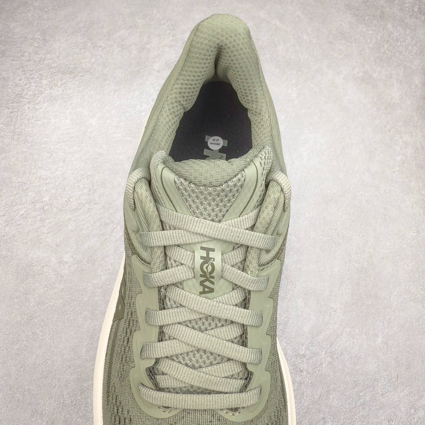 图片[5]-＃HK纯原 HOKA ONE ONE Clifton 克里夫顿10代专业性能减震公路跑步鞋 轻盈透气的针织网面和纱线的使用让鞋面更挺拔 增强鞋面的强度和支撑性能 搭配柔软的鞋舌 让双脚在舒适包裹中跑的更加畅快 全新泡棉中底 柔软的同时增强回弹性能 为不同跑者提供更平稳流畅的脚感 带来全面的缓冲保护 根据人体工程学设计的延长拉襟 后跟处弹软的海绵填充舒适固定 避免掉跟和摩擦 相比上一代光滑的内衬 Clifton 的内衬增强了摩擦力 避免双脚在鞋内滑动 尺码：36 36.5 37.5 38 38.5 39 40 40.5 41 42 42.5 43 44 44.5 45-选品中心