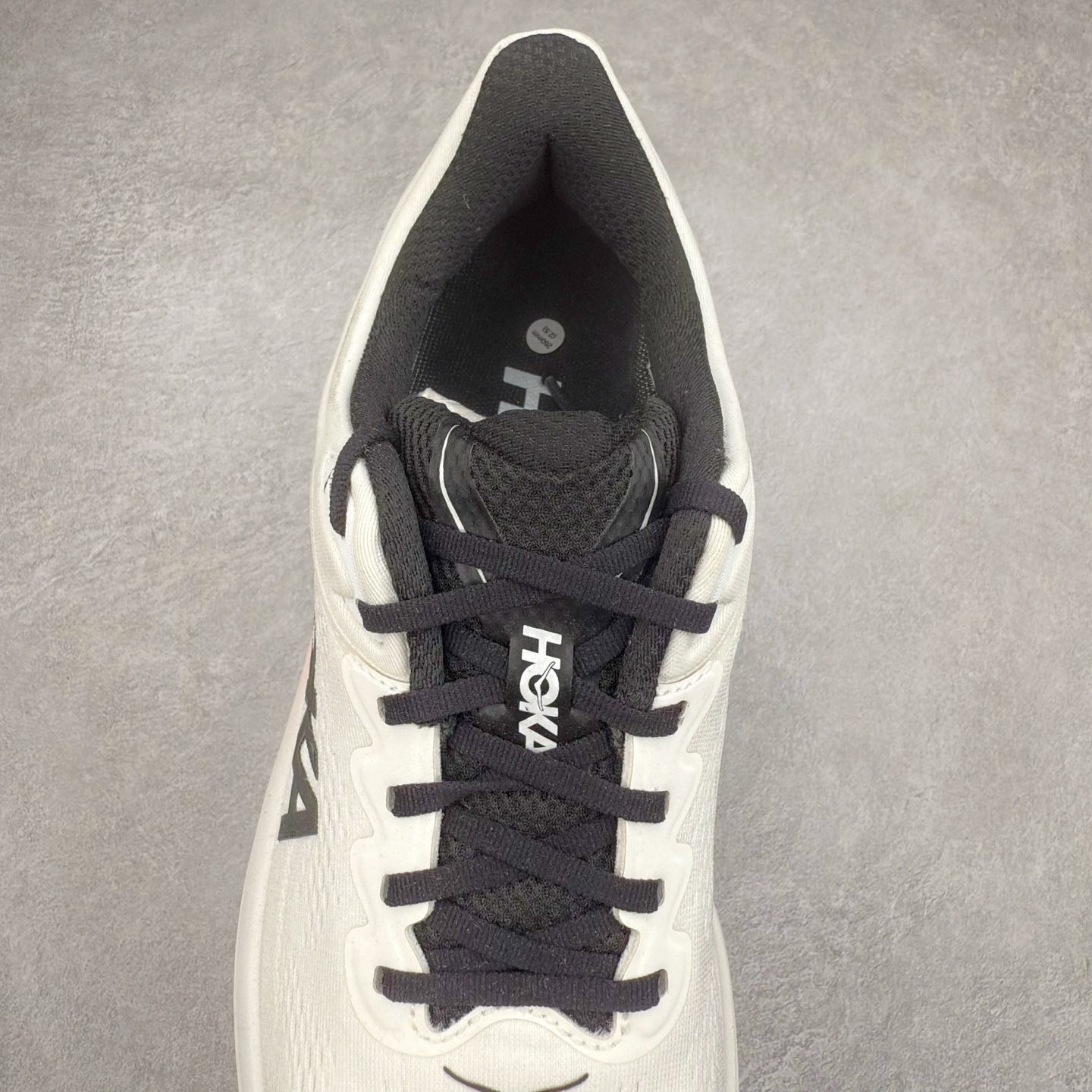 图片[5]-＃HK纯原 HOKA ONE ONE Clifton 克里夫顿10代专业性能减震公路跑步鞋 轻盈透气的针织网面和纱线的使用让鞋面更挺拔 增强鞋面的强度和支撑性能 搭配柔软的鞋舌 让双脚在舒适包裹中跑的更加畅快 全新泡棉中底 柔软的同时增强回弹性能 为不同跑者提供更平稳流畅的脚感 带来全面的缓冲保护 根据人体工程学设计的延长拉襟 后跟处弹软的海绵填充舒适固定 避免掉跟和摩擦 相比上一代光滑的内衬 Clifton 的内衬增强了摩擦力 避免双脚在鞋内滑动 尺码：36 36.5 37.5 38 38.5 39 40 40.5 41 42 42.5 43 44 44.5 45-选品中心