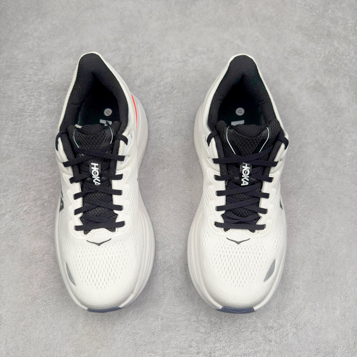 图片[2]-＃HK纯原 HOKA ONE ONE Clifton 克里夫顿10代专业性能减震公路跑步鞋 轻盈透气的针织网面和纱线的使用让鞋面更挺拔 增强鞋面的强度和支撑性能 搭配柔软的鞋舌 让双脚在舒适包裹中跑的更加畅快 全新泡棉中底 柔软的同时增强回弹性能 为不同跑者提供更平稳流畅的脚感 带来全面的缓冲保护 根据人体工程学设计的延长拉襟 后跟处弹软的海绵填充舒适固定 避免掉跟和摩擦 相比上一代光滑的内衬 Clifton 的内衬增强了摩擦力 避免双脚在鞋内滑动 尺码：36 36.5 37.5 38 38.5 39 40 40.5 41 42 42.5 43 44 44.5 45-选品中心