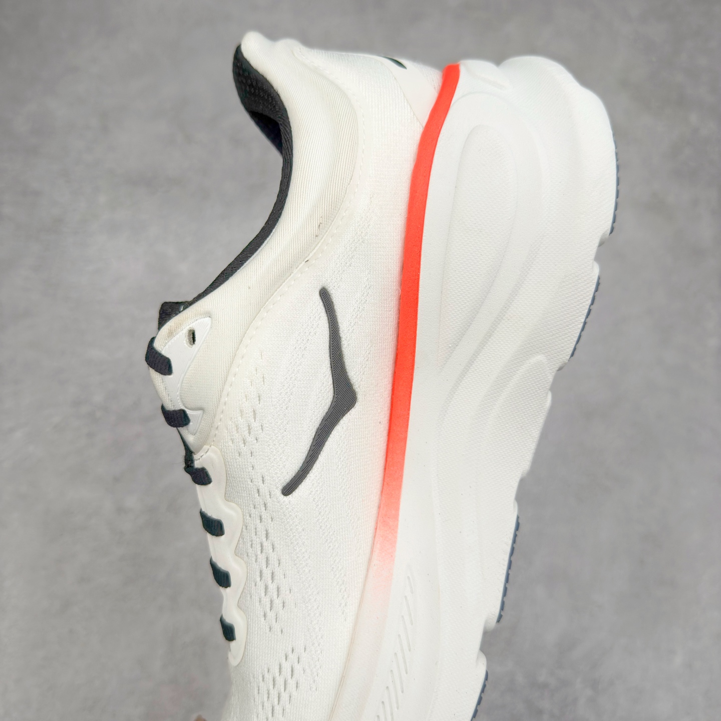 图片[7]-＃HK纯原 HOKA ONE ONE Clifton 克里夫顿10代专业性能减震公路跑步鞋 轻盈透气的针织网面和纱线的使用让鞋面更挺拔 增强鞋面的强度和支撑性能 搭配柔软的鞋舌 让双脚在舒适包裹中跑的更加畅快 全新泡棉中底 柔软的同时增强回弹性能 为不同跑者提供更平稳流畅的脚感 带来全面的缓冲保护 根据人体工程学设计的延长拉襟 后跟处弹软的海绵填充舒适固定 避免掉跟和摩擦 相比上一代光滑的内衬 Clifton 的内衬增强了摩擦力 避免双脚在鞋内滑动 尺码：36 36.5 37.5 38 38.5 39 40 40.5 41 42 42.5 43 44 44.5 45-选品中心