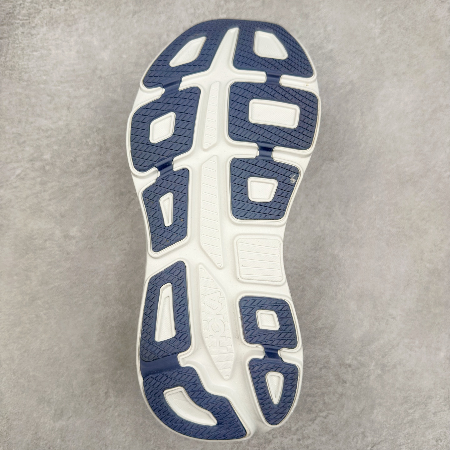 图片[9]-＃HK纯原 HOKA ONE ONE Clifton 克里夫顿10代专业性能减震公路跑步鞋 轻盈透气的针织网面和纱线的使用让鞋面更挺拔 增强鞋面的强度和支撑性能 搭配柔软的鞋舌 让双脚在舒适包裹中跑的更加畅快 全新泡棉中底 柔软的同时增强回弹性能 为不同跑者提供更平稳流畅的脚感 带来全面的缓冲保护 根据人体工程学设计的延长拉襟 后跟处弹软的海绵填充舒适固定 避免掉跟和摩擦 相比上一代光滑的内衬 Clifton 的内衬增强了摩擦力 避免双脚在鞋内滑动 尺码：36 36.5 37.5 38 38.5 39 40 40.5 41 42 42.5 43 44 44.5 45-选品中心