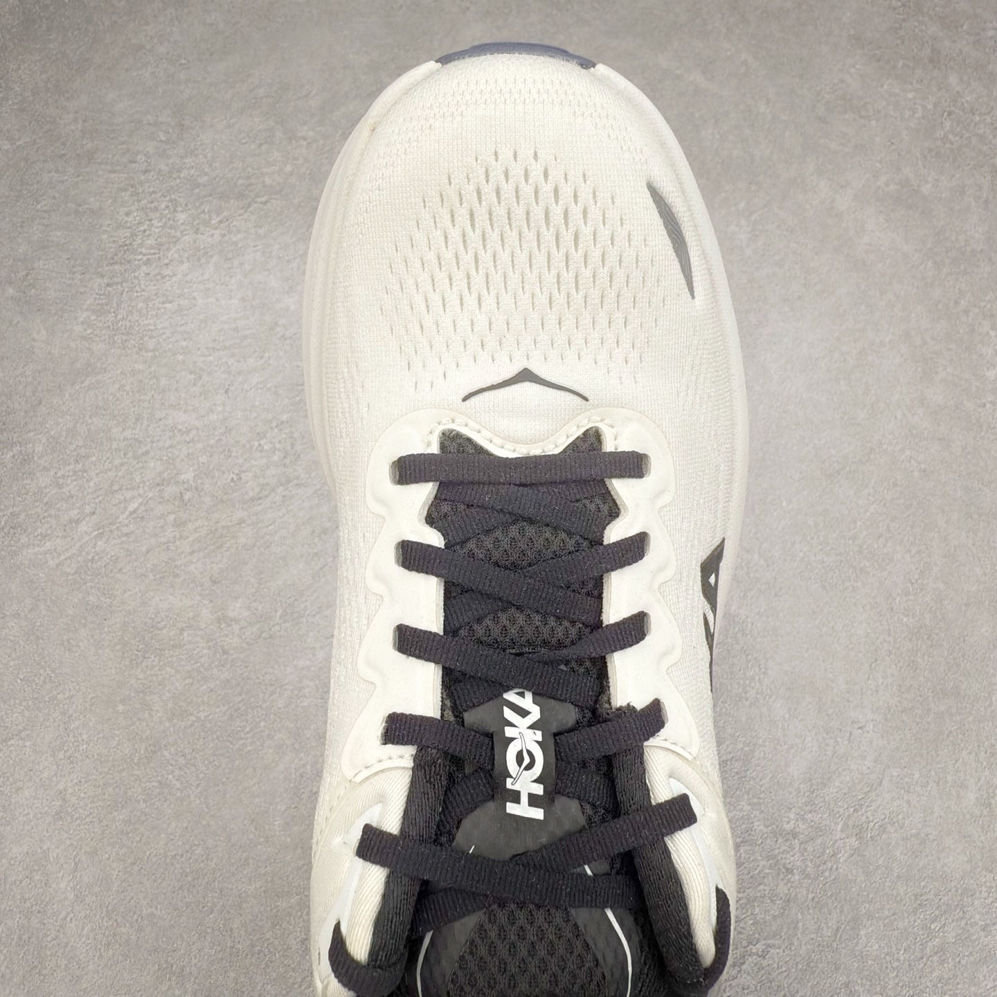 图片[4]-＃HK纯原 HOKA ONE ONE Clifton 克里夫顿10代专业性能减震公路跑步鞋 轻盈透气的针织网面和纱线的使用让鞋面更挺拔 增强鞋面的强度和支撑性能 搭配柔软的鞋舌 让双脚在舒适包裹中跑的更加畅快 全新泡棉中底 柔软的同时增强回弹性能 为不同跑者提供更平稳流畅的脚感 带来全面的缓冲保护 根据人体工程学设计的延长拉襟 后跟处弹软的海绵填充舒适固定 避免掉跟和摩擦 相比上一代光滑的内衬 Clifton 的内衬增强了摩擦力 避免双脚在鞋内滑动 尺码：36 36.5 37.5 38 38.5 39 40 40.5 41 42 42.5 43 44 44.5 45-选品中心