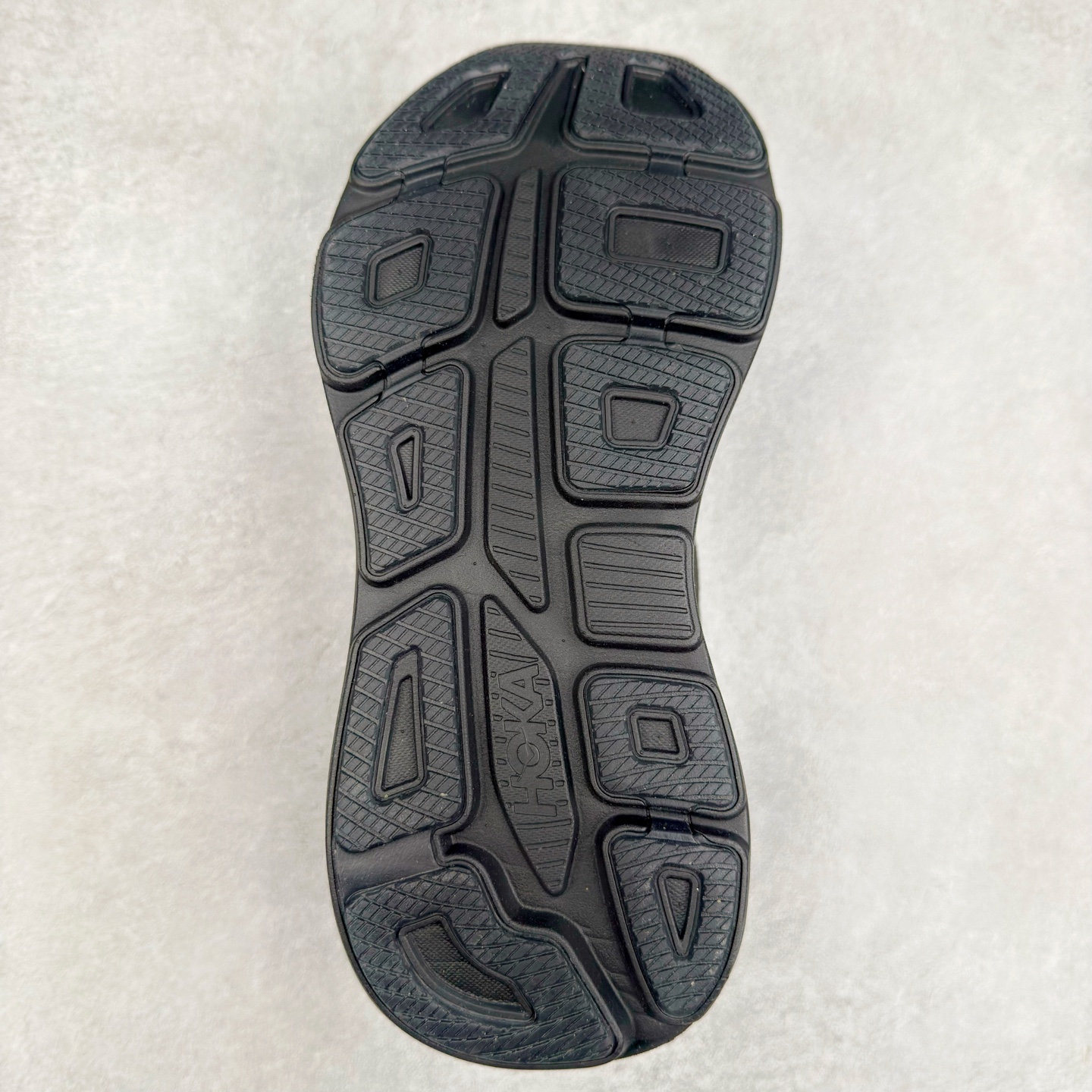 图片[9]-＃HK纯原 HOKA ONE ONE Clifton 克里夫顿10代专业性能减震公路跑步鞋 轻盈透气的针织网面和纱线的使用让鞋面更挺拔 增强鞋面的强度和支撑性能 搭配柔软的鞋舌 让双脚在舒适包裹中跑的更加畅快 全新泡棉中底 柔软的同时增强回弹性能 为不同跑者提供更平稳流畅的脚感 带来全面的缓冲保护 根据人体工程学设计的延长拉襟 后跟处弹软的海绵填充舒适固定 避免掉跟和摩擦 相比上一代光滑的内衬 Clifton 的内衬增强了摩擦力 避免双脚在鞋内滑动 尺码：36 36.5 37.5 38 38.5 39 40 40.5 41 42 42.5 43 44 44.5 45-选品中心