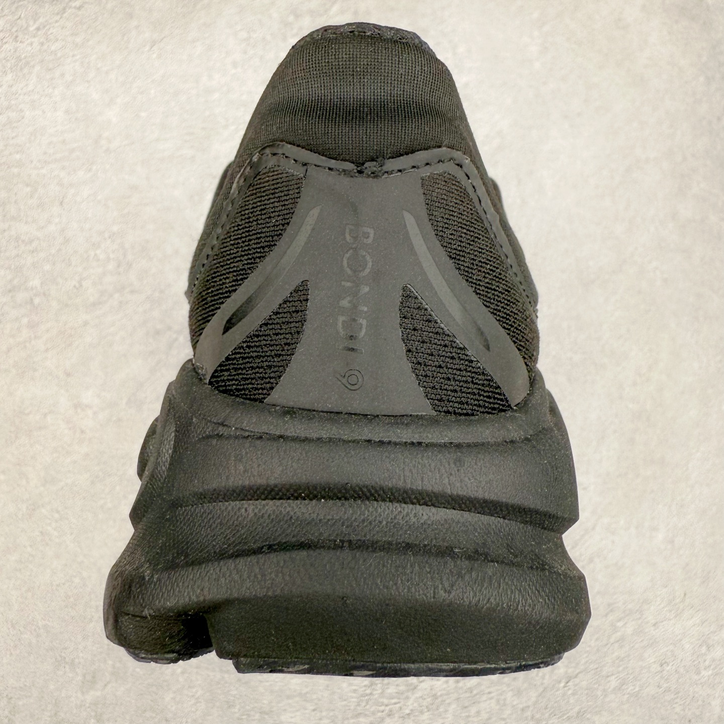 图片[8]-＃HK纯原 HOKA ONE ONE Clifton 克里夫顿10代专业性能减震公路跑步鞋 轻盈透气的针织网面和纱线的使用让鞋面更挺拔 增强鞋面的强度和支撑性能 搭配柔软的鞋舌 让双脚在舒适包裹中跑的更加畅快 全新泡棉中底 柔软的同时增强回弹性能 为不同跑者提供更平稳流畅的脚感 带来全面的缓冲保护 根据人体工程学设计的延长拉襟 后跟处弹软的海绵填充舒适固定 避免掉跟和摩擦 相比上一代光滑的内衬 Clifton 的内衬增强了摩擦力 避免双脚在鞋内滑动 尺码：36 36.5 37.5 38 38.5 39 40 40.5 41 42 42.5 43 44 44.5 45-选品中心