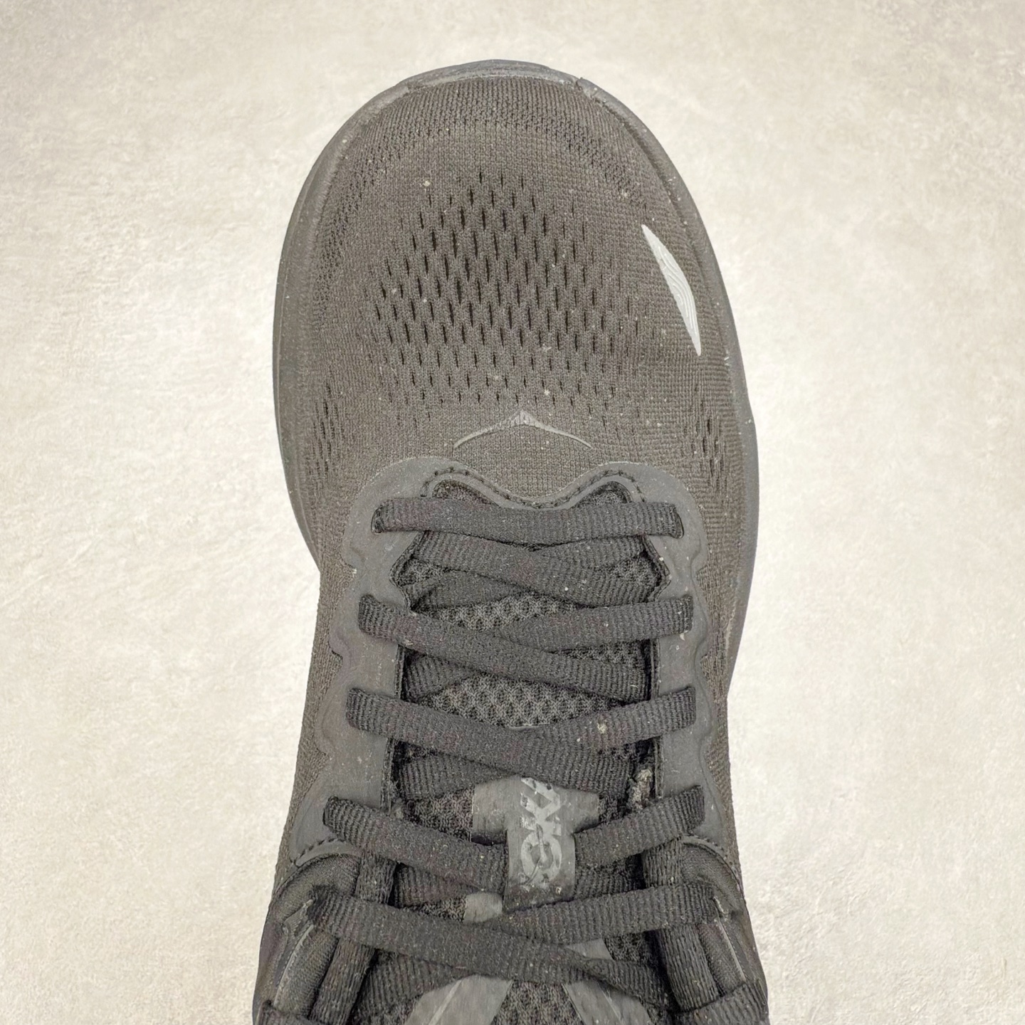 图片[4]-＃HK纯原 HOKA ONE ONE Clifton 克里夫顿10代专业性能减震公路跑步鞋 轻盈透气的针织网面和纱线的使用让鞋面更挺拔 增强鞋面的强度和支撑性能 搭配柔软的鞋舌 让双脚在舒适包裹中跑的更加畅快 全新泡棉中底 柔软的同时增强回弹性能 为不同跑者提供更平稳流畅的脚感 带来全面的缓冲保护 根据人体工程学设计的延长拉襟 后跟处弹软的海绵填充舒适固定 避免掉跟和摩擦 相比上一代光滑的内衬 Clifton 的内衬增强了摩擦力 避免双脚在鞋内滑动 尺码：36 36.5 37.5 38 38.5 39 40 40.5 41 42 42.5 43 44 44.5 45-选品中心