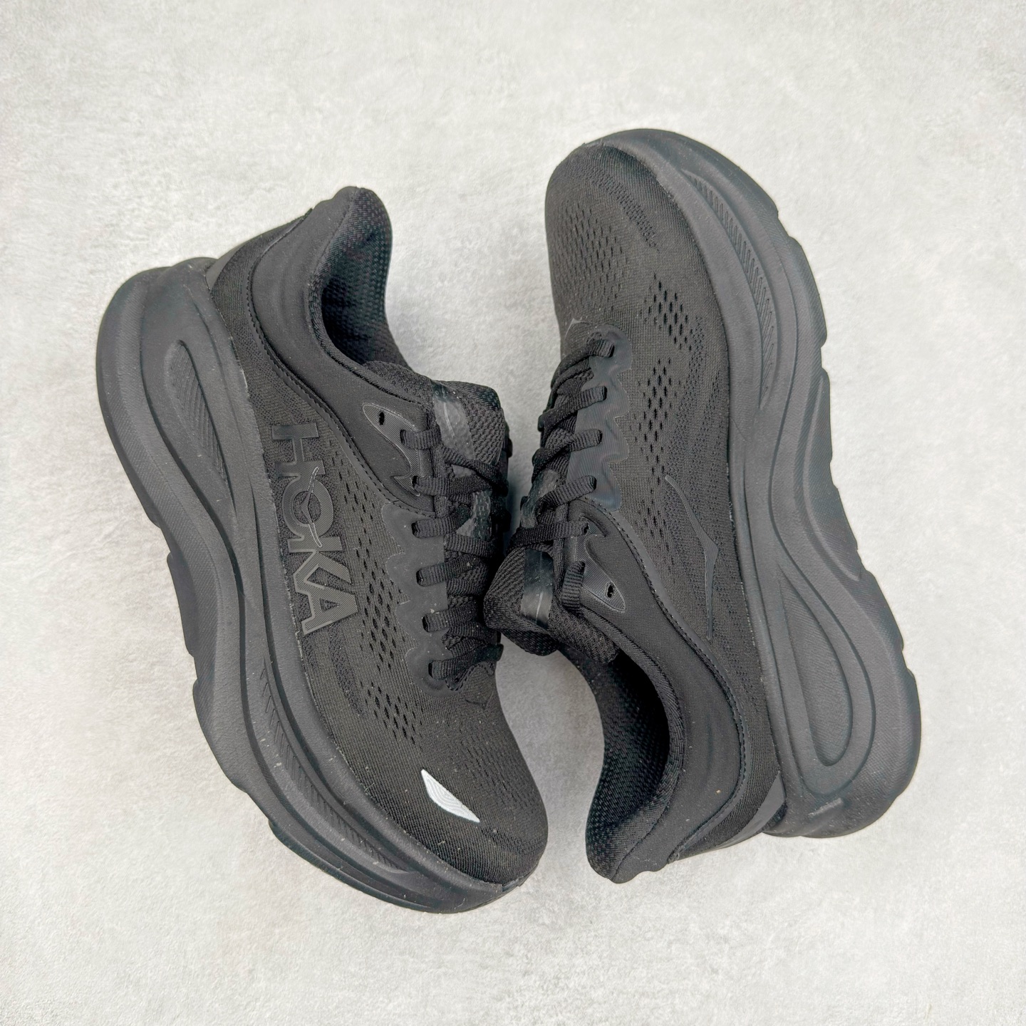 图片[3]-＃HK纯原 HOKA ONE ONE Clifton 克里夫顿10代专业性能减震公路跑步鞋 轻盈透气的针织网面和纱线的使用让鞋面更挺拔 增强鞋面的强度和支撑性能 搭配柔软的鞋舌 让双脚在舒适包裹中跑的更加畅快 全新泡棉中底 柔软的同时增强回弹性能 为不同跑者提供更平稳流畅的脚感 带来全面的缓冲保护 根据人体工程学设计的延长拉襟 后跟处弹软的海绵填充舒适固定 避免掉跟和摩擦 相比上一代光滑的内衬 Clifton 的内衬增强了摩擦力 避免双脚在鞋内滑动 尺码：36 36.5 37.5 38 38.5 39 40 40.5 41 42 42.5 43 44 44.5 45-选品中心