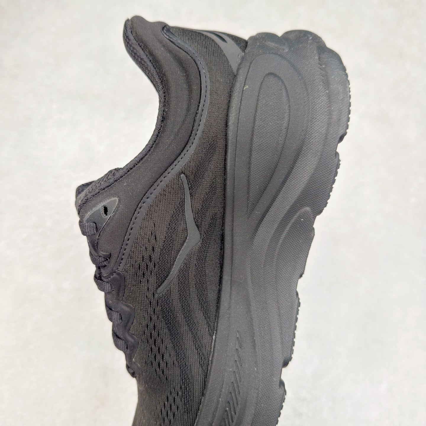 图片[7]-＃HK纯原 HOKA ONE ONE Clifton 克里夫顿10代专业性能减震公路跑步鞋 轻盈透气的针织网面和纱线的使用让鞋面更挺拔 增强鞋面的强度和支撑性能 搭配柔软的鞋舌 让双脚在舒适包裹中跑的更加畅快 全新泡棉中底 柔软的同时增强回弹性能 为不同跑者提供更平稳流畅的脚感 带来全面的缓冲保护 根据人体工程学设计的延长拉襟 后跟处弹软的海绵填充舒适固定 避免掉跟和摩擦 相比上一代光滑的内衬 Clifton 的内衬增强了摩擦力 避免双脚在鞋内滑动 尺码：36 36.5 37.5 38 38.5 39 40 40.5 41 42 42.5 43 44 44.5 45-选品中心