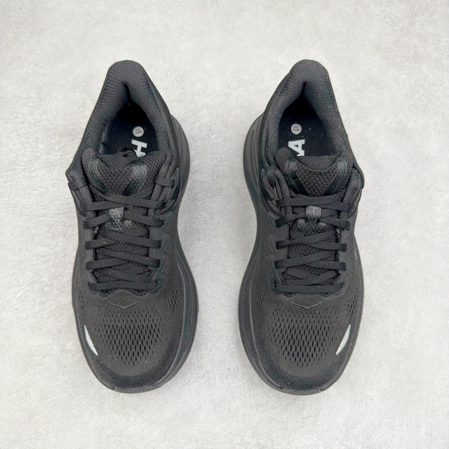 图片[2]-＃HK纯原 HOKA ONE ONE Clifton 克里夫顿10代专业性能减震公路跑步鞋 轻盈透气的针织网面和纱线的使用让鞋面更挺拔 增强鞋面的强度和支撑性能 搭配柔软的鞋舌 让双脚在舒适包裹中跑的更加畅快 全新泡棉中底 柔软的同时增强回弹性能 为不同跑者提供更平稳流畅的脚感 带来全面的缓冲保护 根据人体工程学设计的延长拉襟 后跟处弹软的海绵填充舒适固定 避免掉跟和摩擦 相比上一代光滑的内衬 Clifton 的内衬增强了摩擦力 避免双脚在鞋内滑动 尺码：36 36.5 37.5 38 38.5 39 40 40.5 41 42 42.5 43 44 44.5 45-选品中心