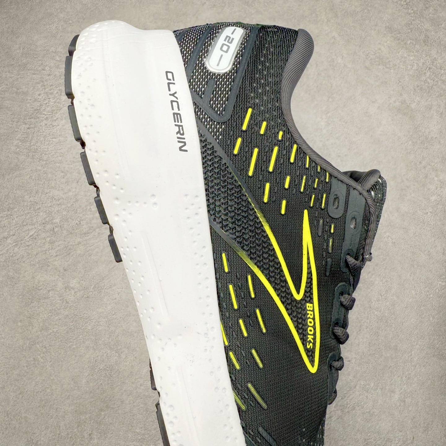 图片[6]-Brooks布鲁克斯 Glycerin 2.0 系带防滑耐磨低帮长跑跑步鞋 Brooks 四大跑鞋之一 百年品牌 跑鞋从外形上基本就能判断这是一款速度跑鞋 简洁干练的外形结构和极强的运动流线型看着非常有速度感 上脚的第一感觉是非常轻 美码9码的鞋单只206g不到 从个人偏好来说 200g左右的竞速鞋最具安全感 鞋面采用单层网布 很薄 前掌使用了大量开放式网眼 排气直接快速 透气性上乘 鞋舌也是轻量化设计 仅为一层麂皮 和脚背完美贴合 鞋舌中央有个防偏穿孔 从实际穿着来看 通常鞋舌都是外偏 如果是防偏穿孔位于中心 防偏效果其实并不十分有效 如果采用趋外侧的偏心设计更有效 鞋帮泡棉填充量不大 但非常紧凑 贴合舒适 包裹稳固 内置硬质TPU保证必要的稳定性 跑鞋中底采用的是DNA FLASH科技材料 DNA FLASH中底科技 是Brooks第一款将氮气注入中底的创新科技 主要原理是借助“超临界流体”发泡技术 将液态氮稳定的转化为气态氮 并使其均匀地形成无数紧密贴合的密闭式气囊结构 尺码：36 36.5 37.5 38 38.5 39 40 40.5 41 42 42.5 43 44 44.5 45 46-选品中心