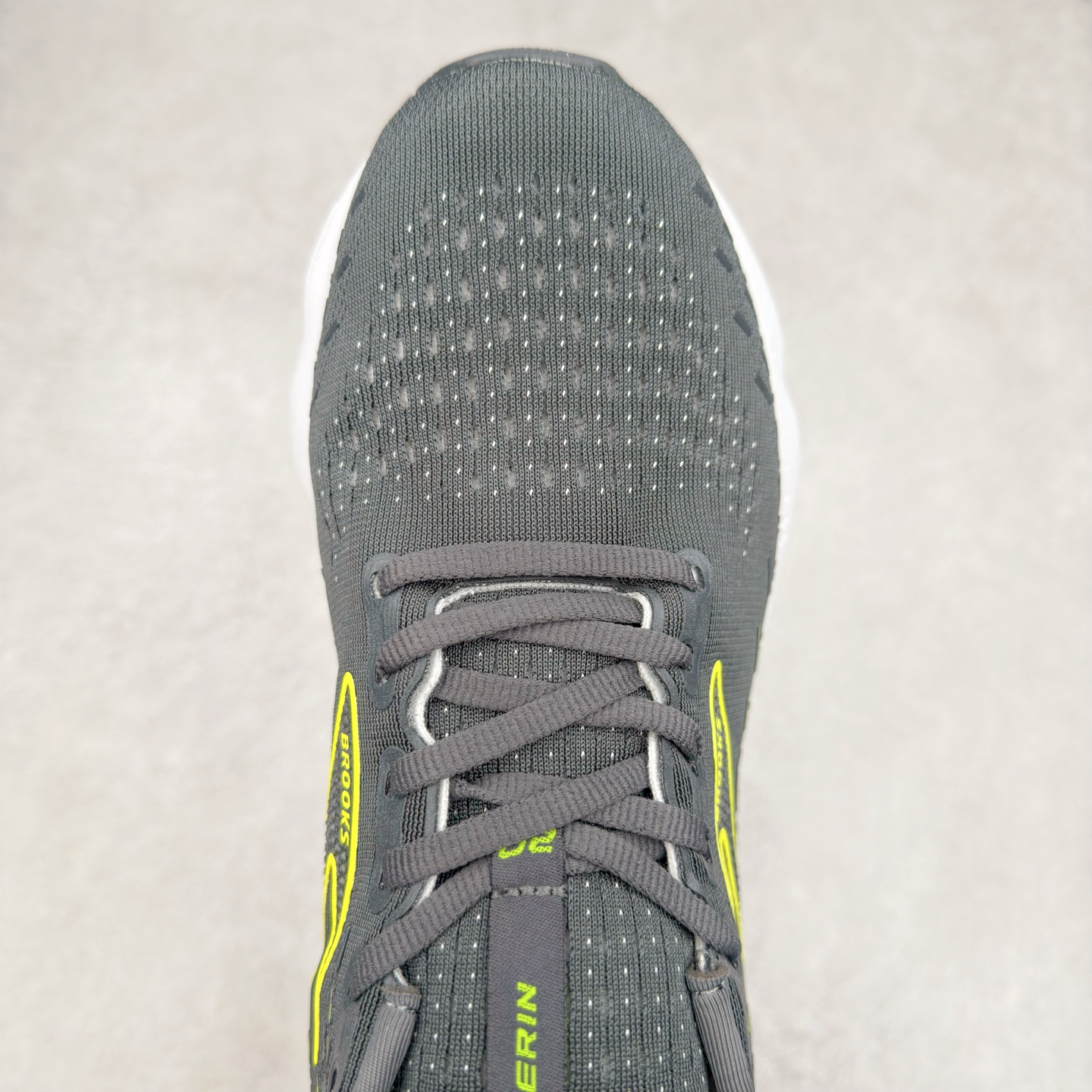 图片[4]-Brooks布鲁克斯 Glycerin 2.0 系带防滑耐磨低帮长跑跑步鞋 Brooks 四大跑鞋之一 百年品牌 跑鞋从外形上基本就能判断这是一款速度跑鞋 简洁干练的外形结构和极强的运动流线型看着非常有速度感 上脚的第一感觉是非常轻 美码9码的鞋单只206g不到 从个人偏好来说 200g左右的竞速鞋最具安全感 鞋面采用单层网布 很薄 前掌使用了大量开放式网眼 排气直接快速 透气性上乘 鞋舌也是轻量化设计 仅为一层麂皮 和脚背完美贴合 鞋舌中央有个防偏穿孔 从实际穿着来看 通常鞋舌都是外偏 如果是防偏穿孔位于中心 防偏效果其实并不十分有效 如果采用趋外侧的偏心设计更有效 鞋帮泡棉填充量不大 但非常紧凑 贴合舒适 包裹稳固 内置硬质TPU保证必要的稳定性 跑鞋中底采用的是DNA FLASH科技材料 DNA FLASH中底科技 是Brooks第一款将氮气注入中底的创新科技 主要原理是借助“超临界流体”发泡技术 将液态氮稳定的转化为气态氮 并使其均匀地形成无数紧密贴合的密闭式气囊结构 尺码：36 36.5 37.5 38 38.5 39 40 40.5 41 42 42.5 43 44 44.5 45 46-选品中心