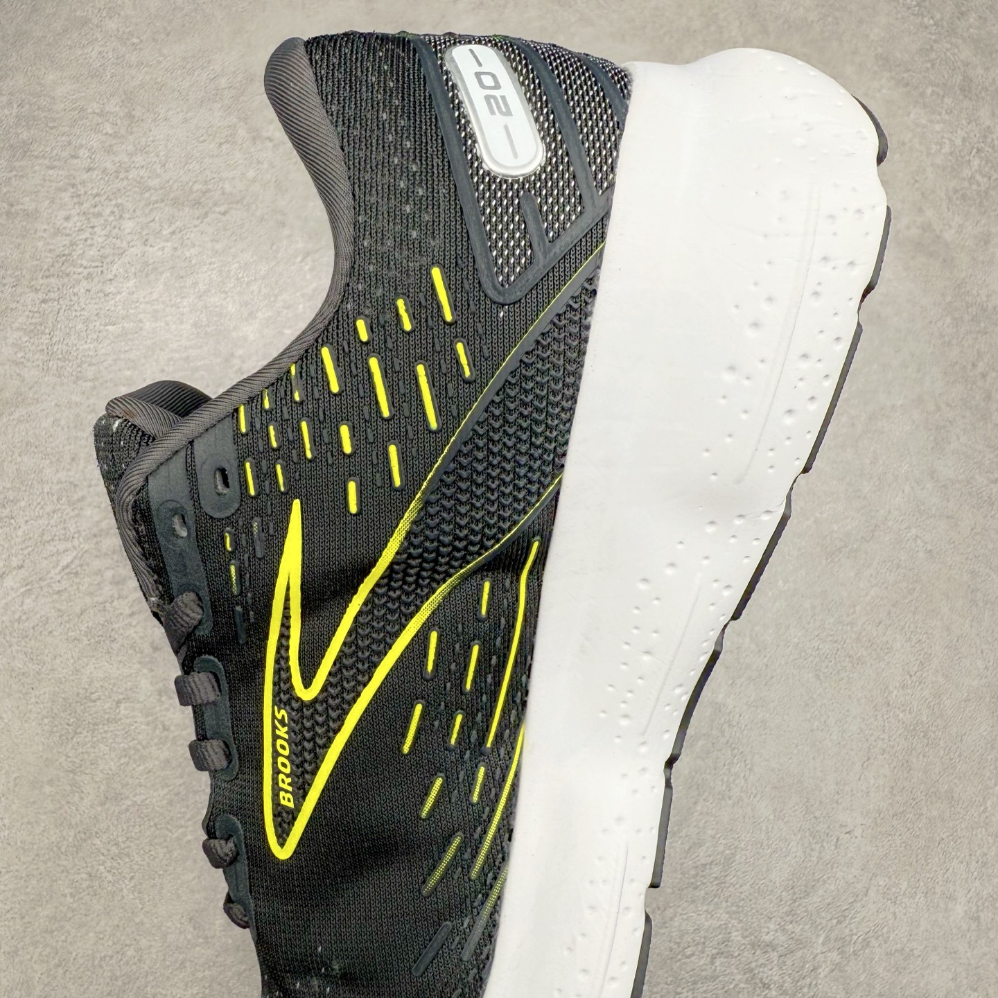 图片[7]-Brooks布鲁克斯 Glycerin 2.0 系带防滑耐磨低帮长跑跑步鞋 Brooks 四大跑鞋之一 百年品牌 跑鞋从外形上基本就能判断这是一款速度跑鞋 简洁干练的外形结构和极强的运动流线型看着非常有速度感 上脚的第一感觉是非常轻 美码9码的鞋单只206g不到 从个人偏好来说 200g左右的竞速鞋最具安全感 鞋面采用单层网布 很薄 前掌使用了大量开放式网眼 排气直接快速 透气性上乘 鞋舌也是轻量化设计 仅为一层麂皮 和脚背完美贴合 鞋舌中央有个防偏穿孔 从实际穿着来看 通常鞋舌都是外偏 如果是防偏穿孔位于中心 防偏效果其实并不十分有效 如果采用趋外侧的偏心设计更有效 鞋帮泡棉填充量不大 但非常紧凑 贴合舒适 包裹稳固 内置硬质TPU保证必要的稳定性 跑鞋中底采用的是DNA FLASH科技材料 DNA FLASH中底科技 是Brooks第一款将氮气注入中底的创新科技 主要原理是借助“超临界流体”发泡技术 将液态氮稳定的转化为气态氮 并使其均匀地形成无数紧密贴合的密闭式气囊结构 尺码：36 36.5 37.5 38 38.5 39 40 40.5 41 42 42.5 43 44 44.5 45 46-选品中心