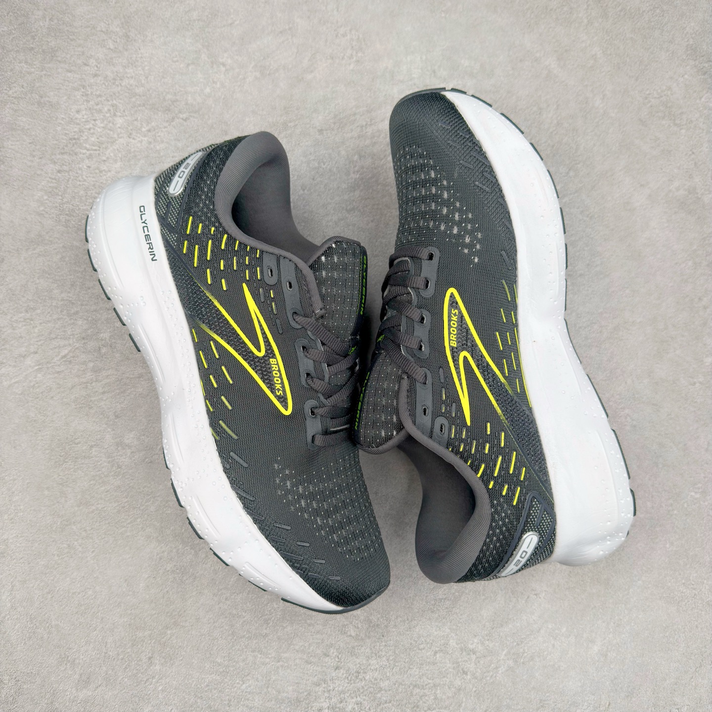 图片[3]-Brooks布鲁克斯 Glycerin 2.0 系带防滑耐磨低帮长跑跑步鞋 Brooks 四大跑鞋之一 百年品牌 跑鞋从外形上基本就能判断这是一款速度跑鞋 简洁干练的外形结构和极强的运动流线型看着非常有速度感 上脚的第一感觉是非常轻 美码9码的鞋单只206g不到 从个人偏好来说 200g左右的竞速鞋最具安全感 鞋面采用单层网布 很薄 前掌使用了大量开放式网眼 排气直接快速 透气性上乘 鞋舌也是轻量化设计 仅为一层麂皮 和脚背完美贴合 鞋舌中央有个防偏穿孔 从实际穿着来看 通常鞋舌都是外偏 如果是防偏穿孔位于中心 防偏效果其实并不十分有效 如果采用趋外侧的偏心设计更有效 鞋帮泡棉填充量不大 但非常紧凑 贴合舒适 包裹稳固 内置硬质TPU保证必要的稳定性 跑鞋中底采用的是DNA FLASH科技材料 DNA FLASH中底科技 是Brooks第一款将氮气注入中底的创新科技 主要原理是借助“超临界流体”发泡技术 将液态氮稳定的转化为气态氮 并使其均匀地形成无数紧密贴合的密闭式气囊结构 尺码：36 36.5 37.5 38 38.5 39 40 40.5 41 42 42.5 43 44 44.5 45 46-选品中心