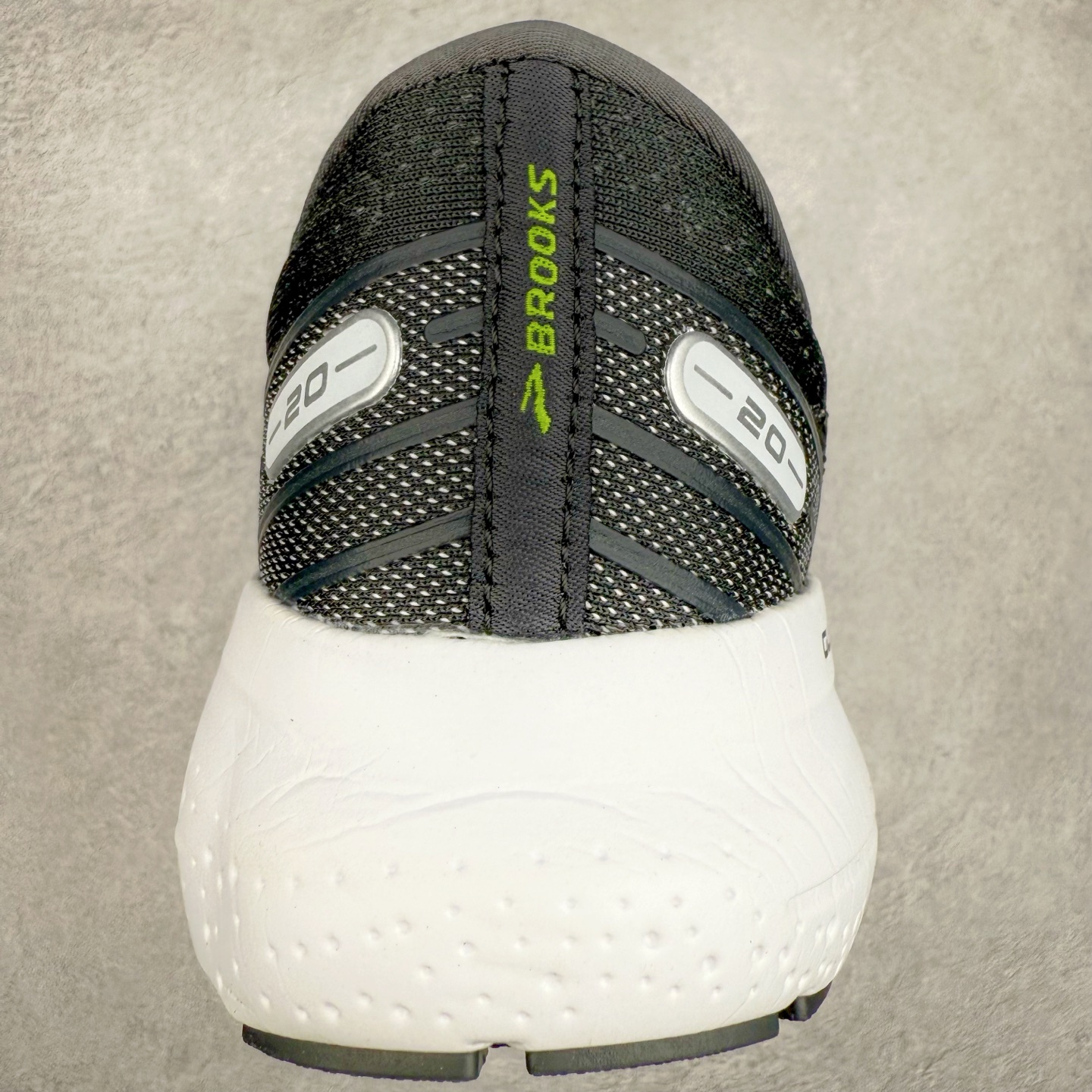 图片[8]-Brooks布鲁克斯 Glycerin 2.0 系带防滑耐磨低帮长跑跑步鞋 Brooks 四大跑鞋之一 百年品牌 跑鞋从外形上基本就能判断这是一款速度跑鞋 简洁干练的外形结构和极强的运动流线型看着非常有速度感 上脚的第一感觉是非常轻 美码9码的鞋单只206g不到 从个人偏好来说 200g左右的竞速鞋最具安全感 鞋面采用单层网布 很薄 前掌使用了大量开放式网眼 排气直接快速 透气性上乘 鞋舌也是轻量化设计 仅为一层麂皮 和脚背完美贴合 鞋舌中央有个防偏穿孔 从实际穿着来看 通常鞋舌都是外偏 如果是防偏穿孔位于中心 防偏效果其实并不十分有效 如果采用趋外侧的偏心设计更有效 鞋帮泡棉填充量不大 但非常紧凑 贴合舒适 包裹稳固 内置硬质TPU保证必要的稳定性 跑鞋中底采用的是DNA FLASH科技材料 DNA FLASH中底科技 是Brooks第一款将氮气注入中底的创新科技 主要原理是借助“超临界流体”发泡技术 将液态氮稳定的转化为气态氮 并使其均匀地形成无数紧密贴合的密闭式气囊结构 尺码：36 36.5 37.5 38 38.5 39 40 40.5 41 42 42.5 43 44 44.5 45 46-选品中心