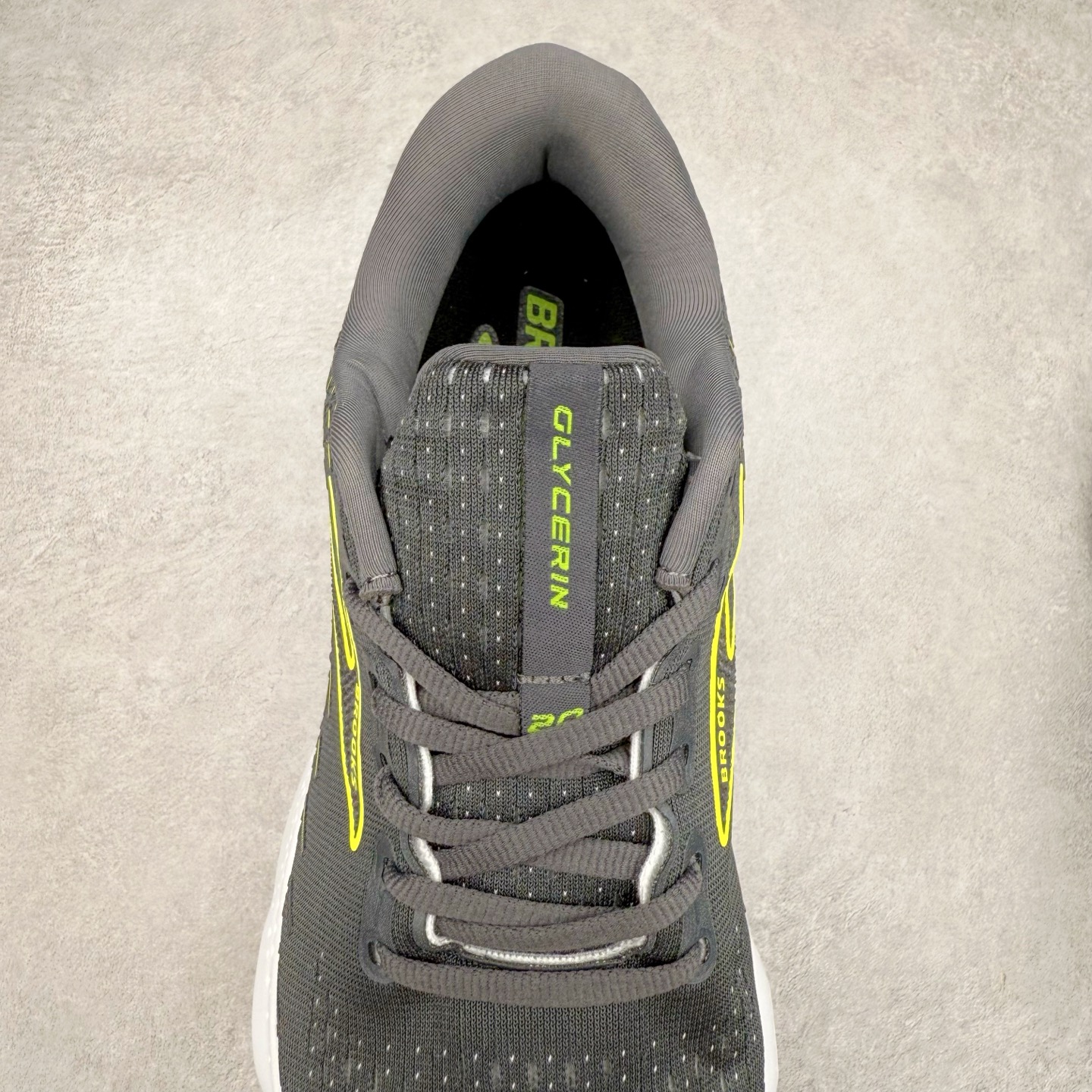 图片[5]-Brooks布鲁克斯 Glycerin 2.0 系带防滑耐磨低帮长跑跑步鞋 Brooks 四大跑鞋之一 百年品牌 跑鞋从外形上基本就能判断这是一款速度跑鞋 简洁干练的外形结构和极强的运动流线型看着非常有速度感 上脚的第一感觉是非常轻 美码9码的鞋单只206g不到 从个人偏好来说 200g左右的竞速鞋最具安全感 鞋面采用单层网布 很薄 前掌使用了大量开放式网眼 排气直接快速 透气性上乘 鞋舌也是轻量化设计 仅为一层麂皮 和脚背完美贴合 鞋舌中央有个防偏穿孔 从实际穿着来看 通常鞋舌都是外偏 如果是防偏穿孔位于中心 防偏效果其实并不十分有效 如果采用趋外侧的偏心设计更有效 鞋帮泡棉填充量不大 但非常紧凑 贴合舒适 包裹稳固 内置硬质TPU保证必要的稳定性 跑鞋中底采用的是DNA FLASH科技材料 DNA FLASH中底科技 是Brooks第一款将氮气注入中底的创新科技 主要原理是借助“超临界流体”发泡技术 将液态氮稳定的转化为气态氮 并使其均匀地形成无数紧密贴合的密闭式气囊结构 尺码：36 36.5 37.5 38 38.5 39 40 40.5 41 42 42.5 43 44 44.5 45 46-选品中心