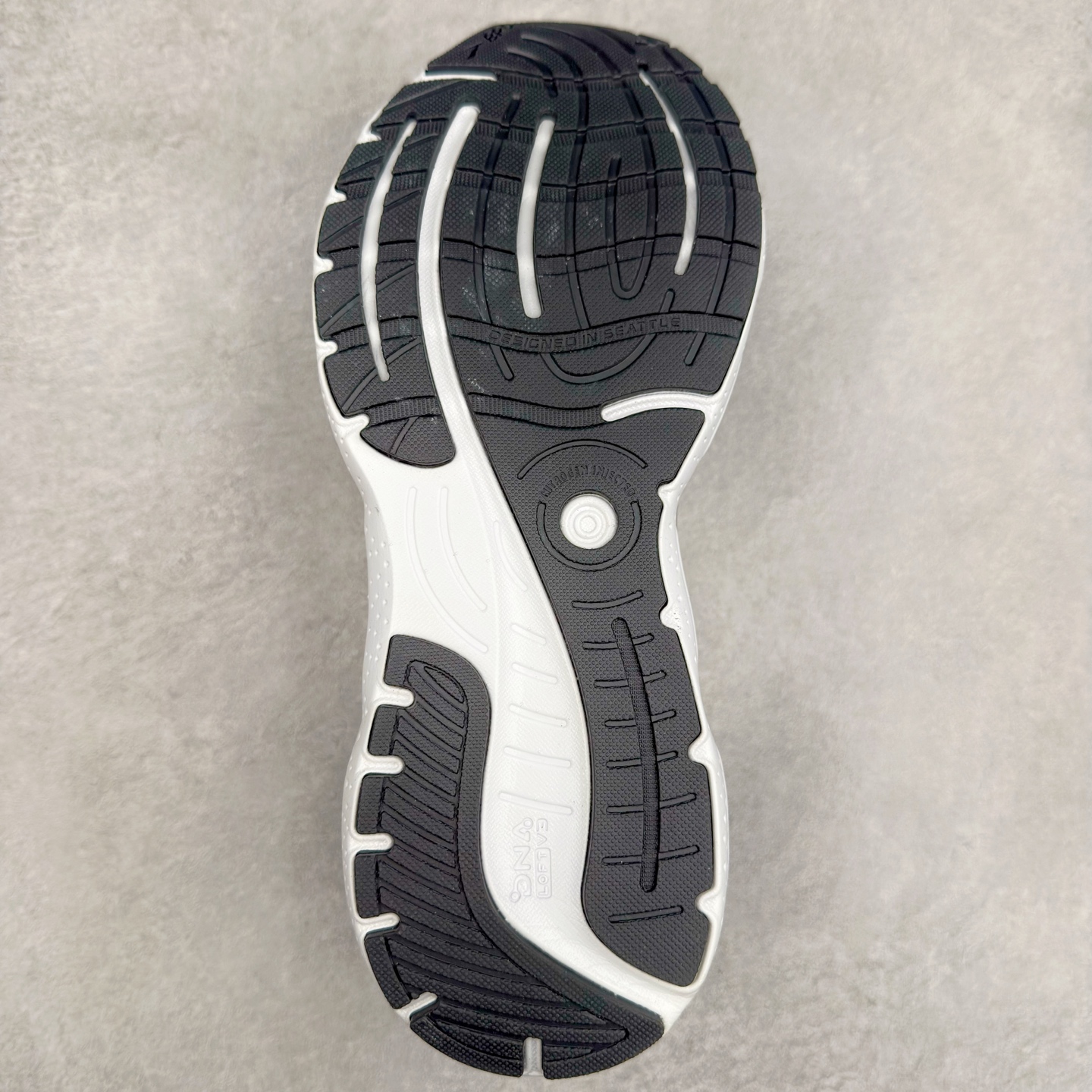 图片[9]-Brooks布鲁克斯 Glycerin 2.0 系带防滑耐磨低帮长跑跑步鞋 Brooks 四大跑鞋之一 百年品牌 跑鞋从外形上基本就能判断这是一款速度跑鞋 简洁干练的外形结构和极强的运动流线型看着非常有速度感 上脚的第一感觉是非常轻 美码9码的鞋单只206g不到 从个人偏好来说 200g左右的竞速鞋最具安全感 鞋面采用单层网布 很薄 前掌使用了大量开放式网眼 排气直接快速 透气性上乘 鞋舌也是轻量化设计 仅为一层麂皮 和脚背完美贴合 鞋舌中央有个防偏穿孔 从实际穿着来看 通常鞋舌都是外偏 如果是防偏穿孔位于中心 防偏效果其实并不十分有效 如果采用趋外侧的偏心设计更有效 鞋帮泡棉填充量不大 但非常紧凑 贴合舒适 包裹稳固 内置硬质TPU保证必要的稳定性 跑鞋中底采用的是DNA FLASH科技材料 DNA FLASH中底科技 是Brooks第一款将氮气注入中底的创新科技 主要原理是借助“超临界流体”发泡技术 将液态氮稳定的转化为气态氮 并使其均匀地形成无数紧密贴合的密闭式气囊结构 尺码：36 36.5 37.5 38 38.5 39 40 40.5 41 42 42.5 43 44 44.5 45 46-选品中心