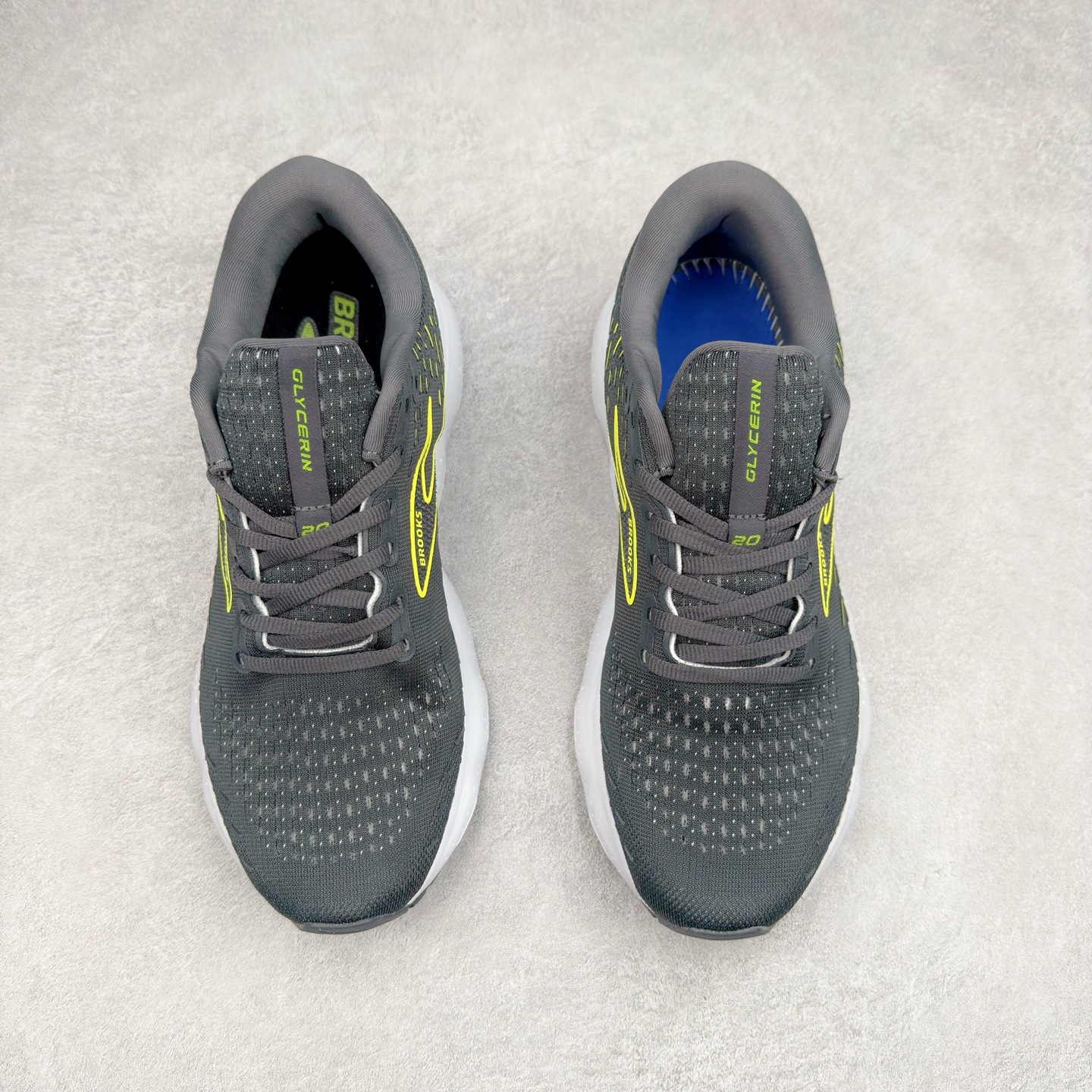 图片[2]-Brooks布鲁克斯 Glycerin 2.0 系带防滑耐磨低帮长跑跑步鞋 Brooks 四大跑鞋之一 百年品牌 跑鞋从外形上基本就能判断这是一款速度跑鞋 简洁干练的外形结构和极强的运动流线型看着非常有速度感 上脚的第一感觉是非常轻 美码9码的鞋单只206g不到 从个人偏好来说 200g左右的竞速鞋最具安全感 鞋面采用单层网布 很薄 前掌使用了大量开放式网眼 排气直接快速 透气性上乘 鞋舌也是轻量化设计 仅为一层麂皮 和脚背完美贴合 鞋舌中央有个防偏穿孔 从实际穿着来看 通常鞋舌都是外偏 如果是防偏穿孔位于中心 防偏效果其实并不十分有效 如果采用趋外侧的偏心设计更有效 鞋帮泡棉填充量不大 但非常紧凑 贴合舒适 包裹稳固 内置硬质TPU保证必要的稳定性 跑鞋中底采用的是DNA FLASH科技材料 DNA FLASH中底科技 是Brooks第一款将氮气注入中底的创新科技 主要原理是借助“超临界流体”发泡技术 将液态氮稳定的转化为气态氮 并使其均匀地形成无数紧密贴合的密闭式气囊结构 尺码：36 36.5 37.5 38 38.5 39 40 40.5 41 42 42.5 43 44 44.5 45 46-选品中心