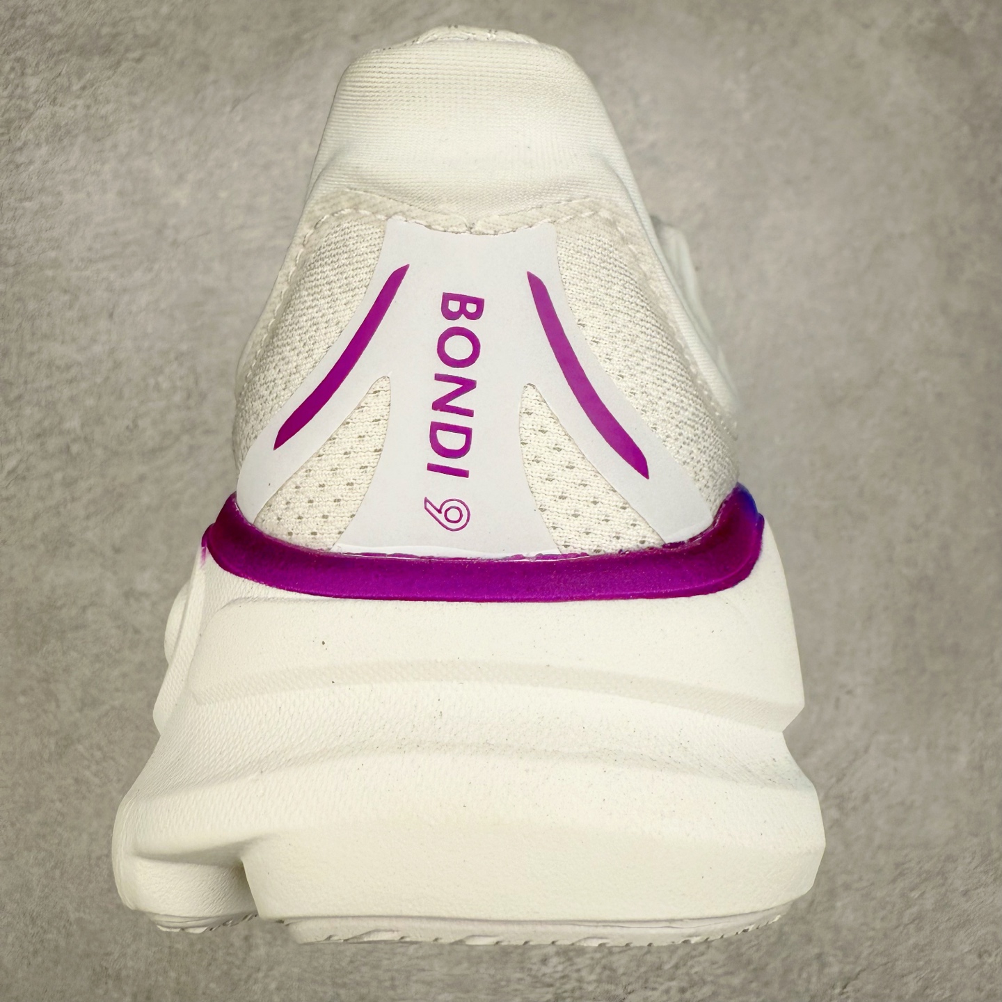 图片[8]-＃HK纯原 HOKA ONE ONE Clifton 克里夫顿10代专业性能减震公路跑步鞋 轻盈透气的针织网面和纱线的使用让鞋面更挺拔 增强鞋面的强度和支撑性能 搭配柔软的鞋舌 让双脚在舒适包裹中跑的更加畅快 全新泡棉中底 柔软的同时增强回弹性能 为不同跑者提供更平稳流畅的脚感 带来全面的缓冲保护 根据人体工程学设计的延长拉襟 后跟处弹软的海绵填充舒适固定 避免掉跟和摩擦 相比上一代光滑的内衬 Clifton 的内衬增强了摩擦力 避免双脚在鞋内滑动 尺码：36 36.5 37.5 38 38.5 39 40 40.5 41 42 42.5 43 44 44.5 45-选品中心