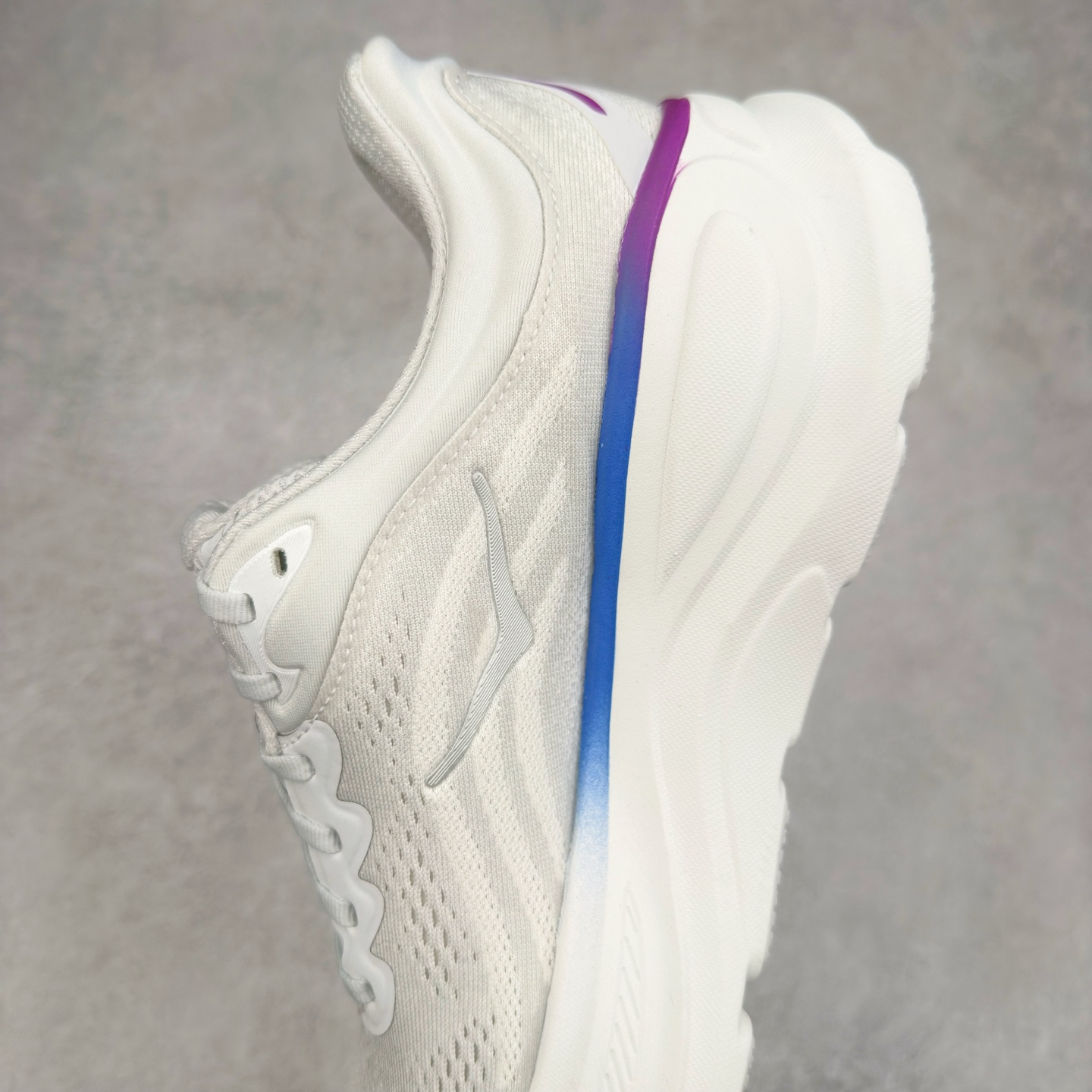 图片[7]-＃HK纯原 HOKA ONE ONE Clifton 克里夫顿10代专业性能减震公路跑步鞋 轻盈透气的针织网面和纱线的使用让鞋面更挺拔 增强鞋面的强度和支撑性能 搭配柔软的鞋舌 让双脚在舒适包裹中跑的更加畅快 全新泡棉中底 柔软的同时增强回弹性能 为不同跑者提供更平稳流畅的脚感 带来全面的缓冲保护 根据人体工程学设计的延长拉襟 后跟处弹软的海绵填充舒适固定 避免掉跟和摩擦 相比上一代光滑的内衬 Clifton 的内衬增强了摩擦力 避免双脚在鞋内滑动 尺码：36 36.5 37.5 38 38.5 39 40 40.5 41 42 42.5 43 44 44.5 45-选品中心