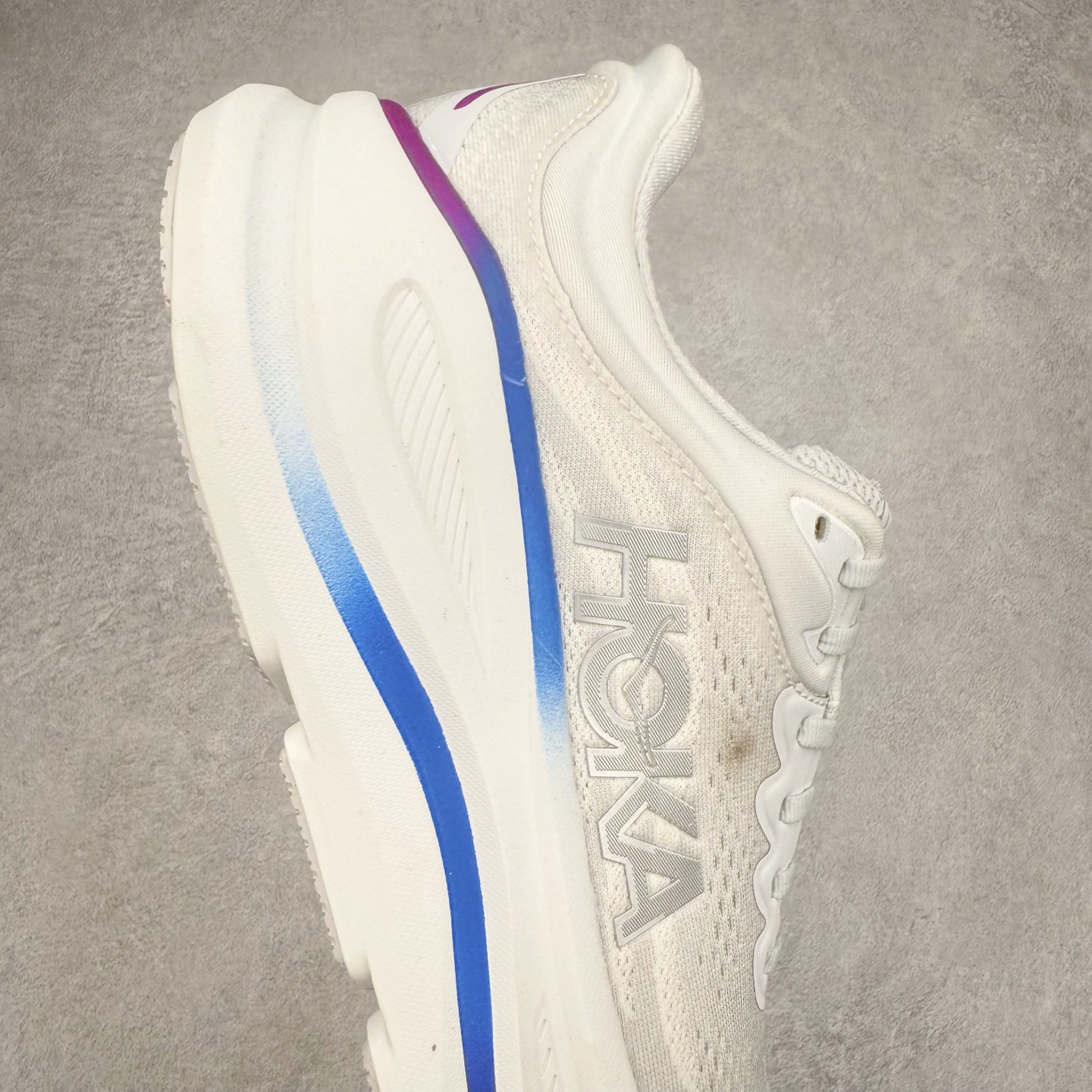 图片[6]-＃HK纯原 HOKA ONE ONE Clifton 克里夫顿10代专业性能减震公路跑步鞋 轻盈透气的针织网面和纱线的使用让鞋面更挺拔 增强鞋面的强度和支撑性能 搭配柔软的鞋舌 让双脚在舒适包裹中跑的更加畅快 全新泡棉中底 柔软的同时增强回弹性能 为不同跑者提供更平稳流畅的脚感 带来全面的缓冲保护 根据人体工程学设计的延长拉襟 后跟处弹软的海绵填充舒适固定 避免掉跟和摩擦 相比上一代光滑的内衬 Clifton 的内衬增强了摩擦力 避免双脚在鞋内滑动 尺码：36 36.5 37.5 38 38.5 39 40 40.5 41 42 42.5 43 44 44.5 45-选品中心