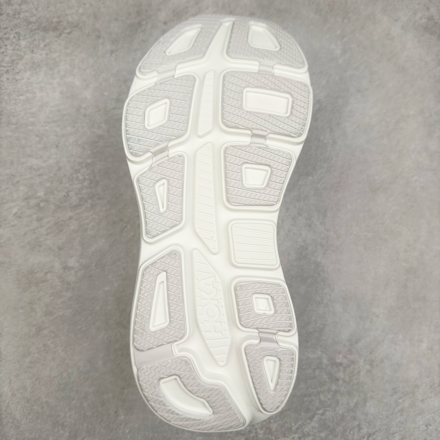 图片[9]-＃HK纯原 HOKA ONE ONE Clifton 克里夫顿10代专业性能减震公路跑步鞋 轻盈透气的针织网面和纱线的使用让鞋面更挺拔 增强鞋面的强度和支撑性能 搭配柔软的鞋舌 让双脚在舒适包裹中跑的更加畅快 全新泡棉中底 柔软的同时增强回弹性能 为不同跑者提供更平稳流畅的脚感 带来全面的缓冲保护 根据人体工程学设计的延长拉襟 后跟处弹软的海绵填充舒适固定 避免掉跟和摩擦 相比上一代光滑的内衬 Clifton 的内衬增强了摩擦力 避免双脚在鞋内滑动 尺码：36 36.5 37.5 38 38.5 39 40 40.5 41 42 42.5 43 44 44.5 45-选品中心