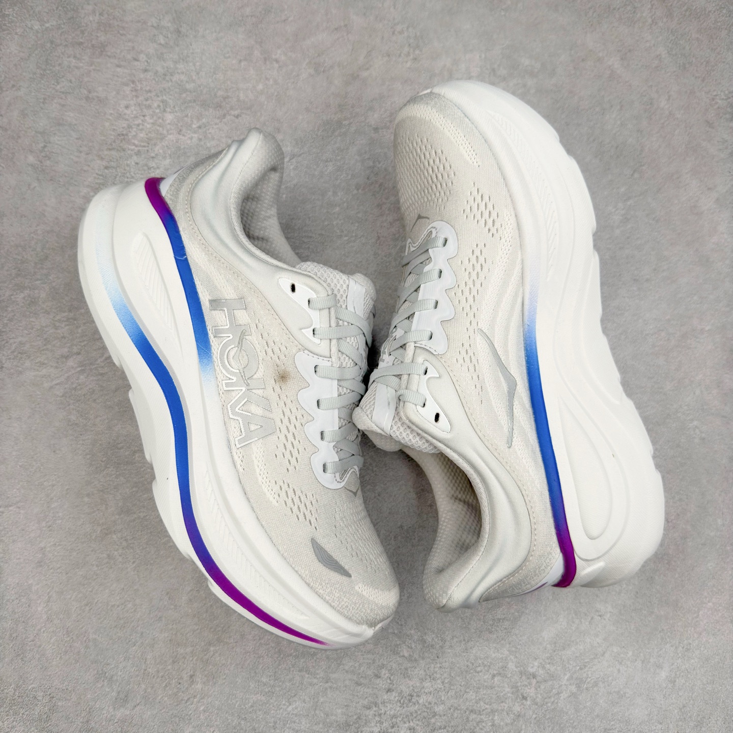 图片[3]-＃HK纯原 HOKA ONE ONE Clifton 克里夫顿10代专业性能减震公路跑步鞋 轻盈透气的针织网面和纱线的使用让鞋面更挺拔 增强鞋面的强度和支撑性能 搭配柔软的鞋舌 让双脚在舒适包裹中跑的更加畅快 全新泡棉中底 柔软的同时增强回弹性能 为不同跑者提供更平稳流畅的脚感 带来全面的缓冲保护 根据人体工程学设计的延长拉襟 后跟处弹软的海绵填充舒适固定 避免掉跟和摩擦 相比上一代光滑的内衬 Clifton 的内衬增强了摩擦力 避免双脚在鞋内滑动 尺码：36 36.5 37.5 38 38.5 39 40 40.5 41 42 42.5 43 44 44.5 45-选品中心