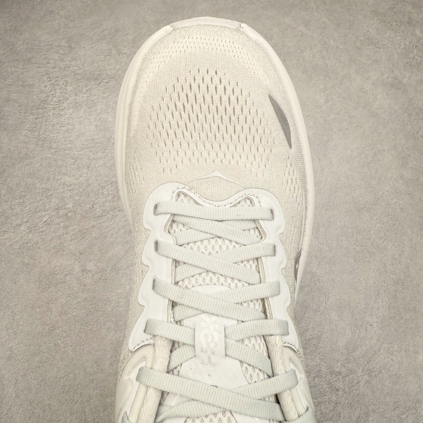 图片[4]-＃HK纯原 HOKA ONE ONE Clifton 克里夫顿10代专业性能减震公路跑步鞋 轻盈透气的针织网面和纱线的使用让鞋面更挺拔 增强鞋面的强度和支撑性能 搭配柔软的鞋舌 让双脚在舒适包裹中跑的更加畅快 全新泡棉中底 柔软的同时增强回弹性能 为不同跑者提供更平稳流畅的脚感 带来全面的缓冲保护 根据人体工程学设计的延长拉襟 后跟处弹软的海绵填充舒适固定 避免掉跟和摩擦 相比上一代光滑的内衬 Clifton 的内衬增强了摩擦力 避免双脚在鞋内滑动 尺码：36 36.5 37.5 38 38.5 39 40 40.5 41 42 42.5 43 44 44.5 45-选品中心