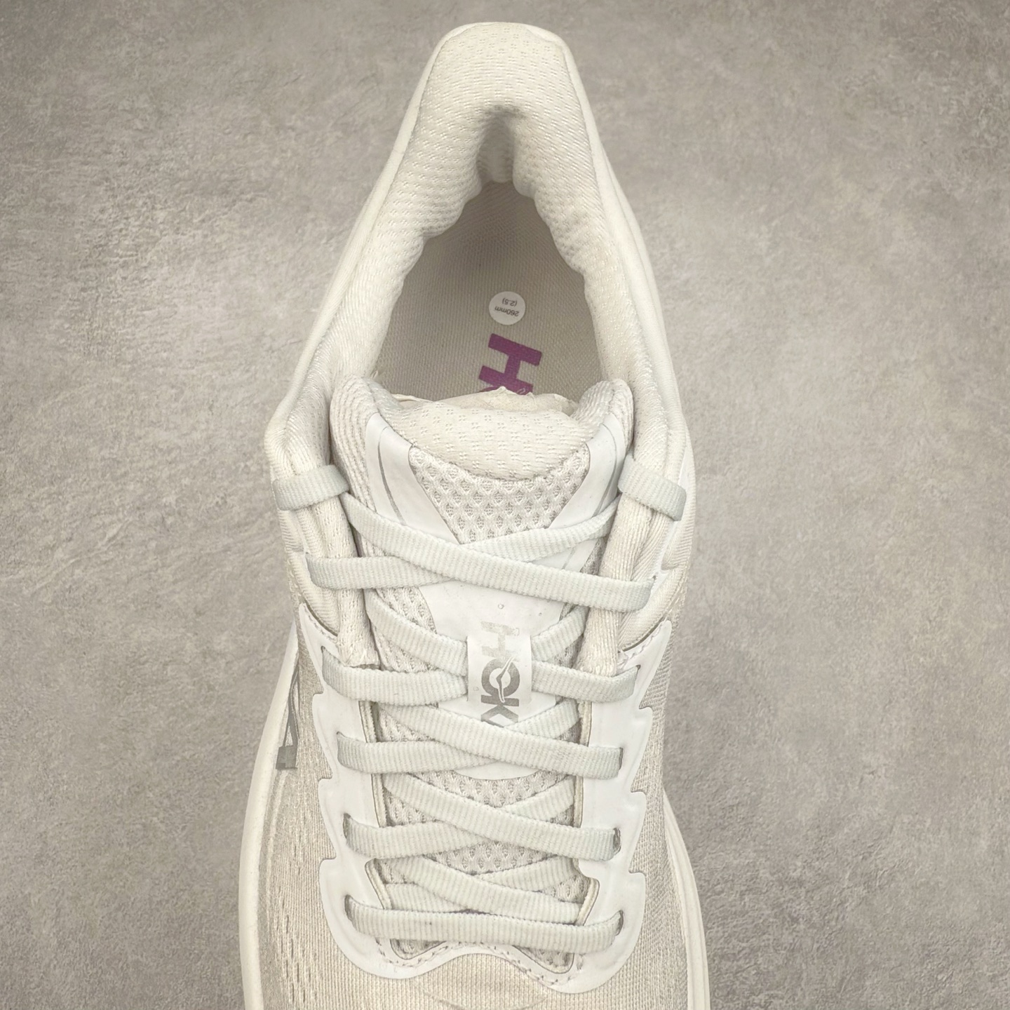 图片[5]-＃HK纯原 HOKA ONE ONE Clifton 克里夫顿10代专业性能减震公路跑步鞋 轻盈透气的针织网面和纱线的使用让鞋面更挺拔 增强鞋面的强度和支撑性能 搭配柔软的鞋舌 让双脚在舒适包裹中跑的更加畅快 全新泡棉中底 柔软的同时增强回弹性能 为不同跑者提供更平稳流畅的脚感 带来全面的缓冲保护 根据人体工程学设计的延长拉襟 后跟处弹软的海绵填充舒适固定 避免掉跟和摩擦 相比上一代光滑的内衬 Clifton 的内衬增强了摩擦力 避免双脚在鞋内滑动 尺码：36 36.5 37.5 38 38.5 39 40 40.5 41 42 42.5 43 44 44.5 45-选品中心