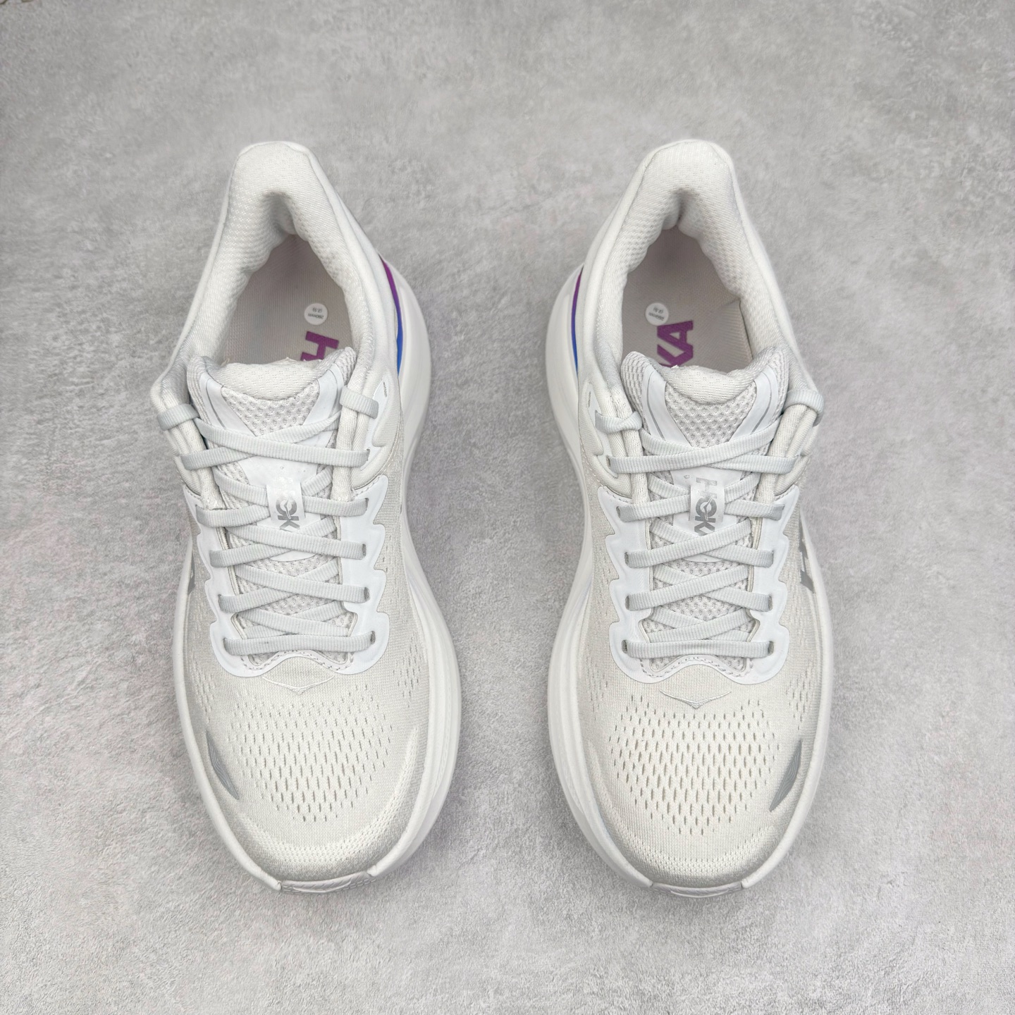 图片[2]-＃HK纯原 HOKA ONE ONE Clifton 克里夫顿10代专业性能减震公路跑步鞋 轻盈透气的针织网面和纱线的使用让鞋面更挺拔 增强鞋面的强度和支撑性能 搭配柔软的鞋舌 让双脚在舒适包裹中跑的更加畅快 全新泡棉中底 柔软的同时增强回弹性能 为不同跑者提供更平稳流畅的脚感 带来全面的缓冲保护 根据人体工程学设计的延长拉襟 后跟处弹软的海绵填充舒适固定 避免掉跟和摩擦 相比上一代光滑的内衬 Clifton 的内衬增强了摩擦力 避免双脚在鞋内滑动 尺码：36 36.5 37.5 38 38.5 39 40 40.5 41 42 42.5 43 44 44.5 45-选品中心