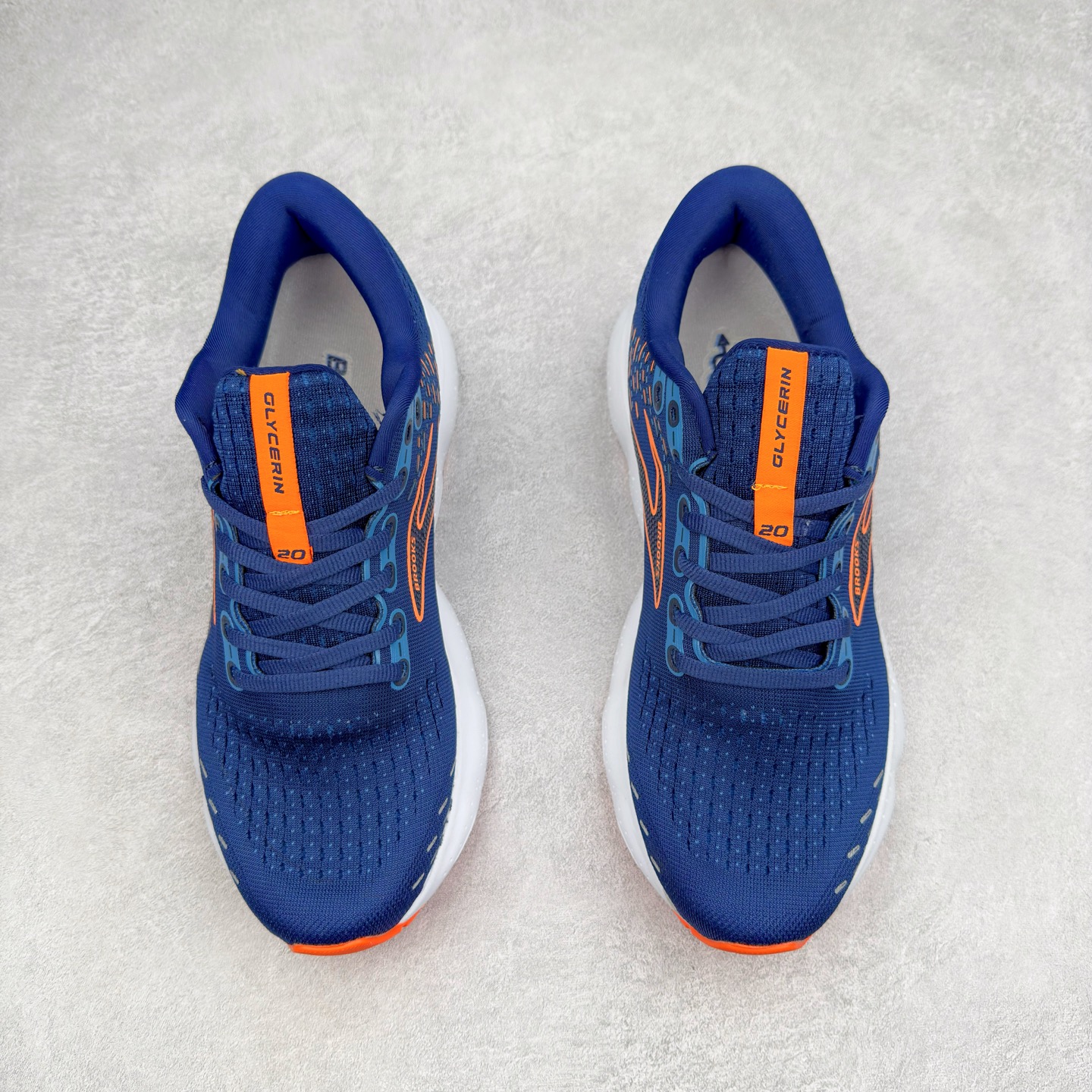 图片[2]-Brooks布鲁克斯 Glycerin 2.0 系带防滑耐磨低帮长跑跑步鞋 Brooks 四大跑鞋之一 百年品牌 跑鞋从外形上基本就能判断这是一款速度跑鞋 简洁干练的外形结构和极强的运动流线型看着非常有速度感 上脚的第一感觉是非常轻 美码9码的鞋单只206g不到 从个人偏好来说 200g左右的竞速鞋最具安全感 鞋面采用单层网布 很薄 前掌使用了大量开放式网眼 排气直接快速 透气性上乘 鞋舌也是轻量化设计 仅为一层麂皮 和脚背完美贴合 鞋舌中央有个防偏穿孔 从实际穿着来看 通常鞋舌都是外偏 如果是防偏穿孔位于中心 防偏效果其实并不十分有效 如果采用趋外侧的偏心设计更有效 鞋帮泡棉填充量不大 但非常紧凑 贴合舒适 包裹稳固 内置硬质TPU保证必要的稳定性 跑鞋中底采用的是DNA FLASH科技材料 DNA FLASH中底科技 是Brooks第一款将氮气注入中底的创新科技 主要原理是借助“超临界流体”发泡技术 将液态氮稳定的转化为气态氮 并使其均匀地形成无数紧密贴合的密闭式气囊结构 尺码：36 36.5 37.5 38 38.5 39 40 40.5 41 42 42.5 43 44 44.5 45 46-选品中心