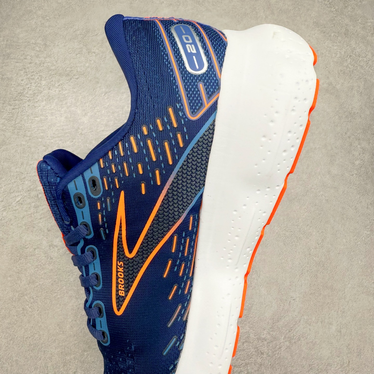 图片[7]-Brooks布鲁克斯 Glycerin 2.0 系带防滑耐磨低帮长跑跑步鞋 Brooks 四大跑鞋之一 百年品牌 跑鞋从外形上基本就能判断这是一款速度跑鞋 简洁干练的外形结构和极强的运动流线型看着非常有速度感 上脚的第一感觉是非常轻 美码9码的鞋单只206g不到 从个人偏好来说 200g左右的竞速鞋最具安全感 鞋面采用单层网布 很薄 前掌使用了大量开放式网眼 排气直接快速 透气性上乘 鞋舌也是轻量化设计 仅为一层麂皮 和脚背完美贴合 鞋舌中央有个防偏穿孔 从实际穿着来看 通常鞋舌都是外偏 如果是防偏穿孔位于中心 防偏效果其实并不十分有效 如果采用趋外侧的偏心设计更有效 鞋帮泡棉填充量不大 但非常紧凑 贴合舒适 包裹稳固 内置硬质TPU保证必要的稳定性 跑鞋中底采用的是DNA FLASH科技材料 DNA FLASH中底科技 是Brooks第一款将氮气注入中底的创新科技 主要原理是借助“超临界流体”发泡技术 将液态氮稳定的转化为气态氮 并使其均匀地形成无数紧密贴合的密闭式气囊结构 尺码：36 36.5 37.5 38 38.5 39 40 40.5 41 42 42.5 43 44 44.5 45 46-选品中心