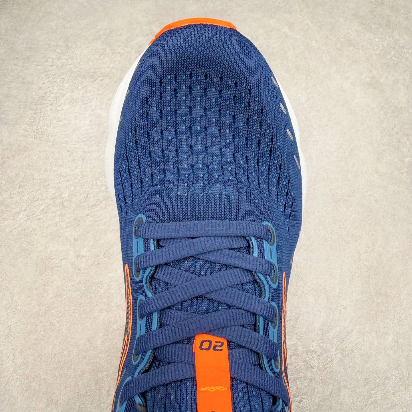 图片[4]-Brooks布鲁克斯 Glycerin 2.0 系带防滑耐磨低帮长跑跑步鞋 Brooks 四大跑鞋之一 百年品牌 跑鞋从外形上基本就能判断这是一款速度跑鞋 简洁干练的外形结构和极强的运动流线型看着非常有速度感 上脚的第一感觉是非常轻 美码9码的鞋单只206g不到 从个人偏好来说 200g左右的竞速鞋最具安全感 鞋面采用单层网布 很薄 前掌使用了大量开放式网眼 排气直接快速 透气性上乘 鞋舌也是轻量化设计 仅为一层麂皮 和脚背完美贴合 鞋舌中央有个防偏穿孔 从实际穿着来看 通常鞋舌都是外偏 如果是防偏穿孔位于中心 防偏效果其实并不十分有效 如果采用趋外侧的偏心设计更有效 鞋帮泡棉填充量不大 但非常紧凑 贴合舒适 包裹稳固 内置硬质TPU保证必要的稳定性 跑鞋中底采用的是DNA FLASH科技材料 DNA FLASH中底科技 是Brooks第一款将氮气注入中底的创新科技 主要原理是借助“超临界流体”发泡技术 将液态氮稳定的转化为气态氮 并使其均匀地形成无数紧密贴合的密闭式气囊结构 尺码：36 36.5 37.5 38 38.5 39 40 40.5 41 42 42.5 43 44 44.5 45 46-选品中心