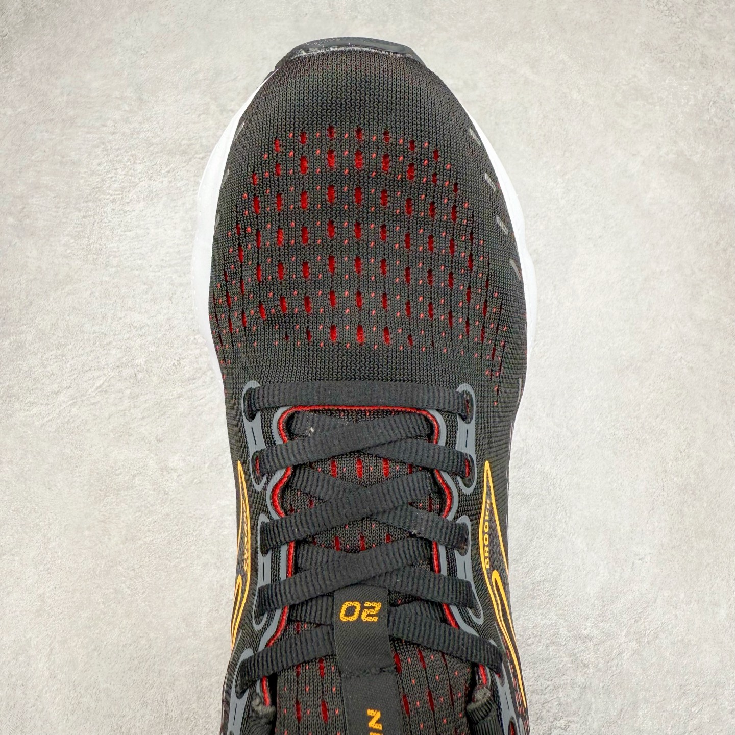 图片[4]-Brooks布鲁克斯 Glycerin 2.0 系带防滑耐磨低帮长跑跑步鞋 Brooks 四大跑鞋之一 百年品牌 跑鞋从外形上基本就能判断这是一款速度跑鞋 简洁干练的外形结构和极强的运动流线型看着非常有速度感 上脚的第一感觉是非常轻 美码9码的鞋单只206g不到 从个人偏好来说 200g左右的竞速鞋最具安全感 鞋面采用单层网布 很薄 前掌使用了大量开放式网眼 排气直接快速 透气性上乘 鞋舌也是轻量化设计 仅为一层麂皮 和脚背完美贴合 鞋舌中央有个防偏穿孔 从实际穿着来看 通常鞋舌都是外偏 如果是防偏穿孔位于中心 防偏效果其实并不十分有效 如果采用趋外侧的偏心设计更有效 鞋帮泡棉填充量不大 但非常紧凑 贴合舒适 包裹稳固 内置硬质TPU保证必要的稳定性 跑鞋中底采用的是DNA FLASH科技材料 DNA FLASH中底科技 是Brooks第一款将氮气注入中底的创新科技 主要原理是借助“超临界流体”发泡技术 将液态氮稳定的转化为气态氮 并使其均匀地形成无数紧密贴合的密闭式气囊结构 尺码：36 36.5 37.5 38 38.5 39 40 40.5 41 42 42.5 43 44 44.5 45 46-选品中心