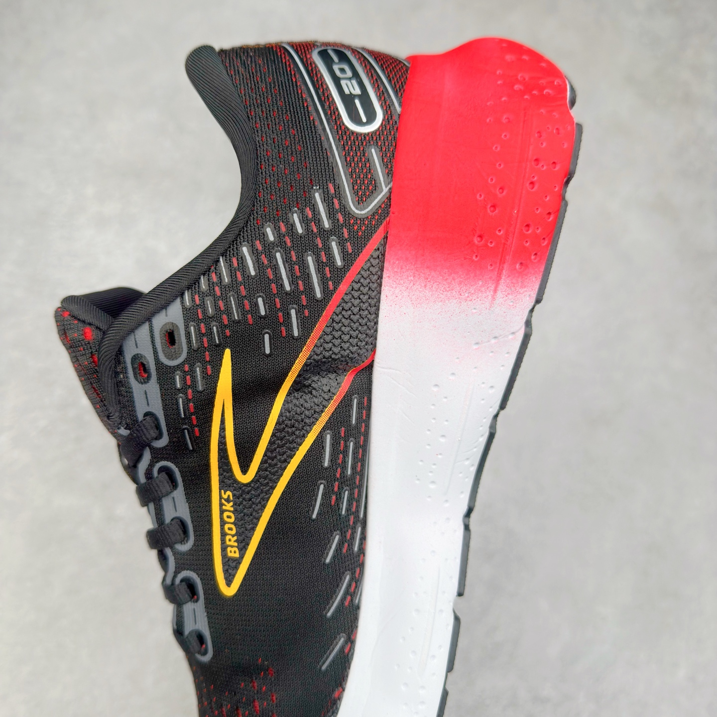 图片[7]-Brooks布鲁克斯 Glycerin 2.0 系带防滑耐磨低帮长跑跑步鞋 Brooks 四大跑鞋之一 百年品牌 跑鞋从外形上基本就能判断这是一款速度跑鞋 简洁干练的外形结构和极强的运动流线型看着非常有速度感 上脚的第一感觉是非常轻 美码9码的鞋单只206g不到 从个人偏好来说 200g左右的竞速鞋最具安全感 鞋面采用单层网布 很薄 前掌使用了大量开放式网眼 排气直接快速 透气性上乘 鞋舌也是轻量化设计 仅为一层麂皮 和脚背完美贴合 鞋舌中央有个防偏穿孔 从实际穿着来看 通常鞋舌都是外偏 如果是防偏穿孔位于中心 防偏效果其实并不十分有效 如果采用趋外侧的偏心设计更有效 鞋帮泡棉填充量不大 但非常紧凑 贴合舒适 包裹稳固 内置硬质TPU保证必要的稳定性 跑鞋中底采用的是DNA FLASH科技材料 DNA FLASH中底科技 是Brooks第一款将氮气注入中底的创新科技 主要原理是借助“超临界流体”发泡技术 将液态氮稳定的转化为气态氮 并使其均匀地形成无数紧密贴合的密闭式气囊结构 尺码：36 36.5 37.5 38 38.5 39 40 40.5 41 42 42.5 43 44 44.5 45 46-选品中心